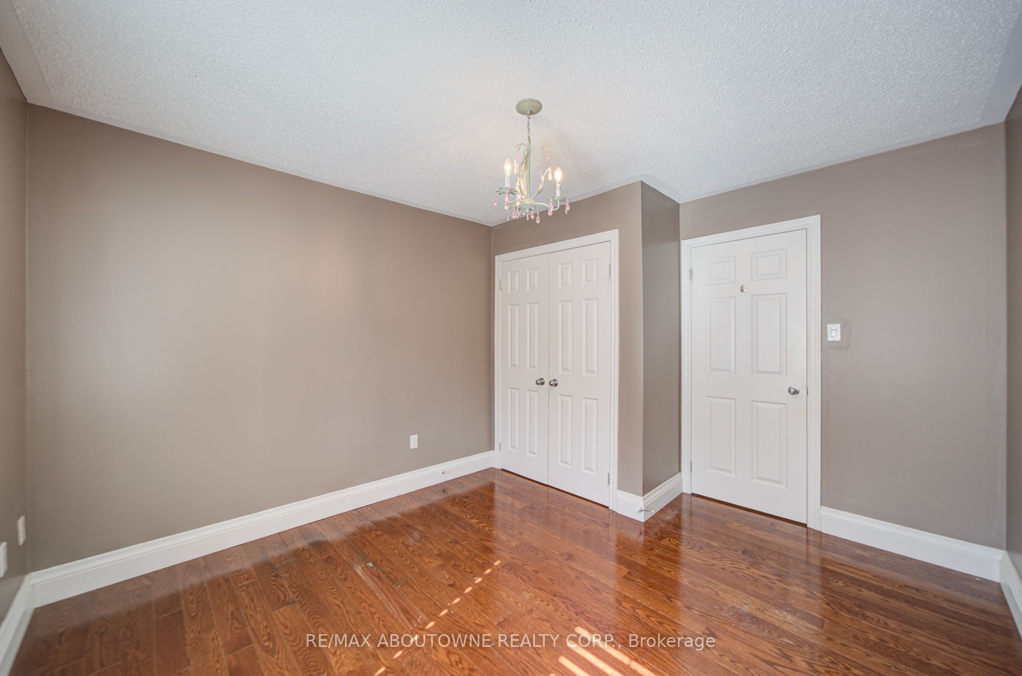 2435 Hertfordshire Way, Oakville ‣ W13836842 2435 Hertfordshire Way, Oakville ‣ W13836842