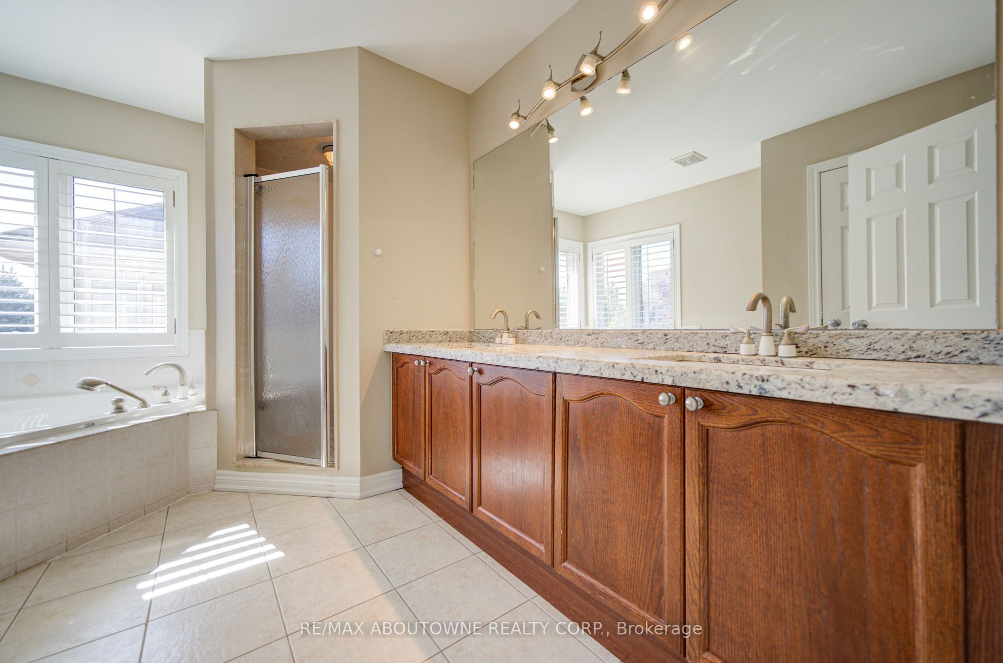 2435 Hertfordshire Way, Oakville ‣ W13836842 2435 Hertfordshire Way, Oakville ‣ W13836842