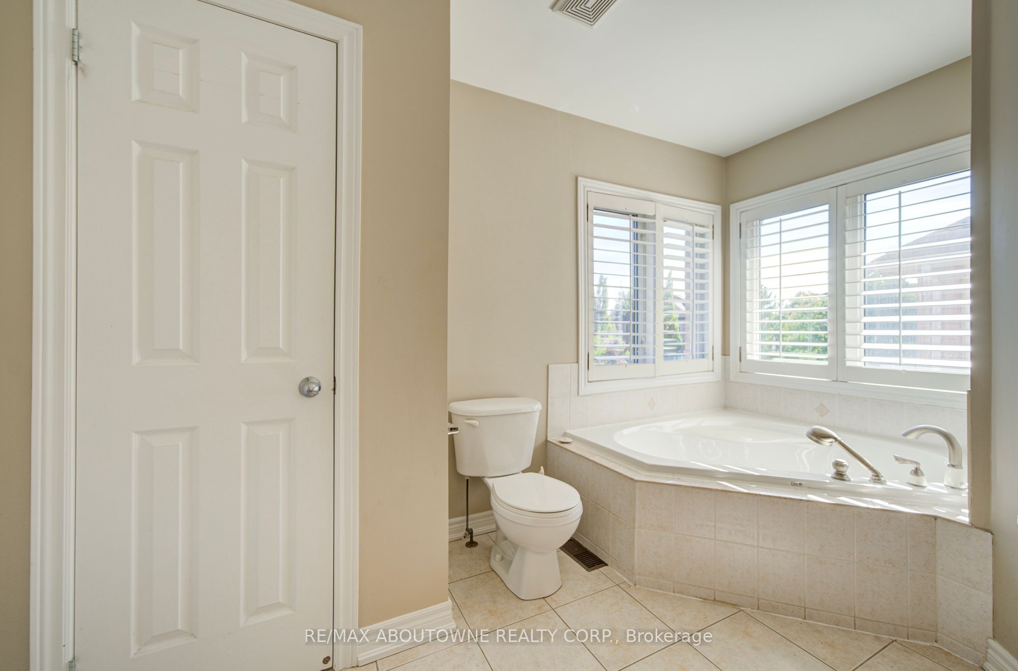 2435 Hertfordshire Way, Oakville ‣ W13836842 2435 Hertfordshire Way, Oakville ‣ W13836842