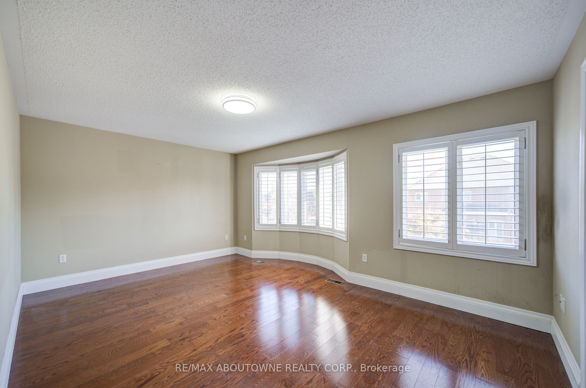2435 Hertfordshire Way, Oakville ‣ W13836842 2435 Hertfordshire Way, Oakville ‣ W13836842