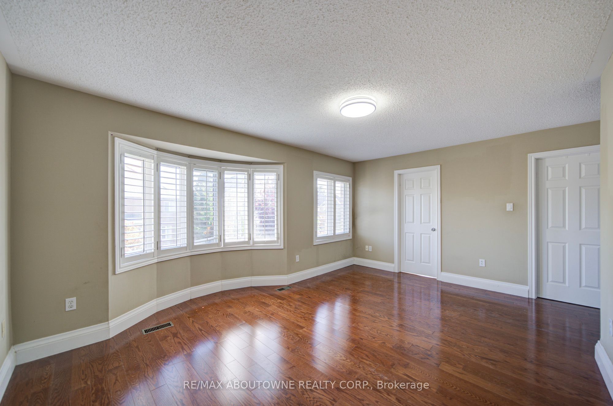 2435 Hertfordshire Way, Oakville ‣ W13836842 2435 Hertfordshire Way, Oakville ‣ W13836842