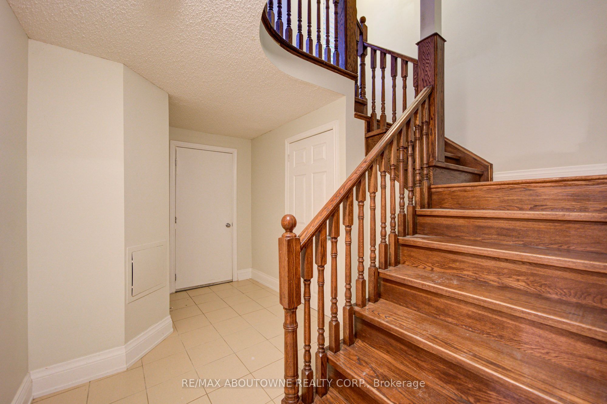 2435 Hertfordshire Way, Oakville ‣ W13836842 2435 Hertfordshire Way, Oakville ‣ W13836842