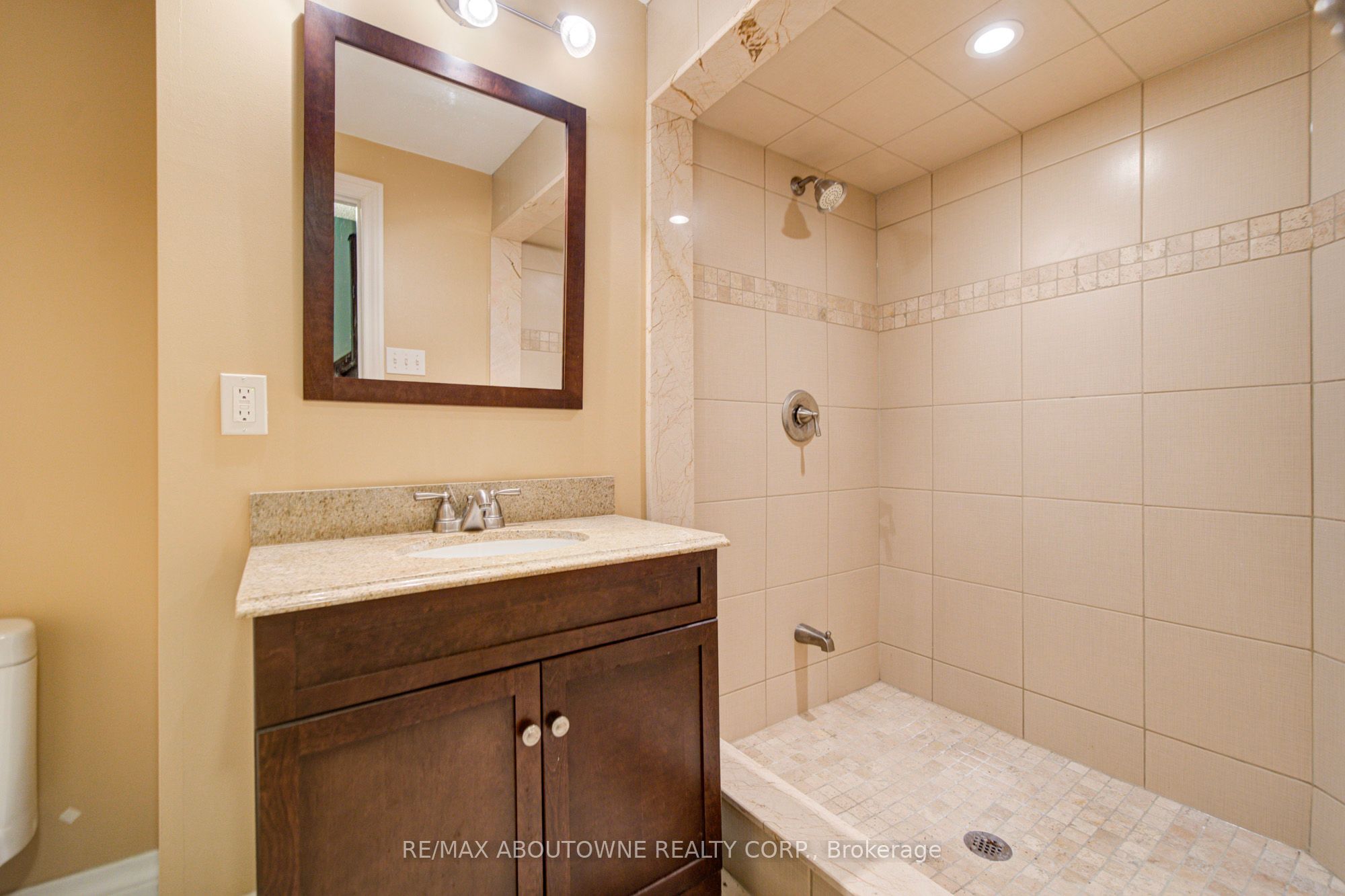 2435 Hertfordshire Way, Oakville ‣ W13836842 2435 Hertfordshire Way, Oakville ‣ W13836842