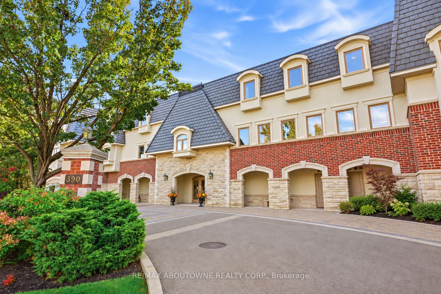 01 – 390 Upper Middle Road, Oakville