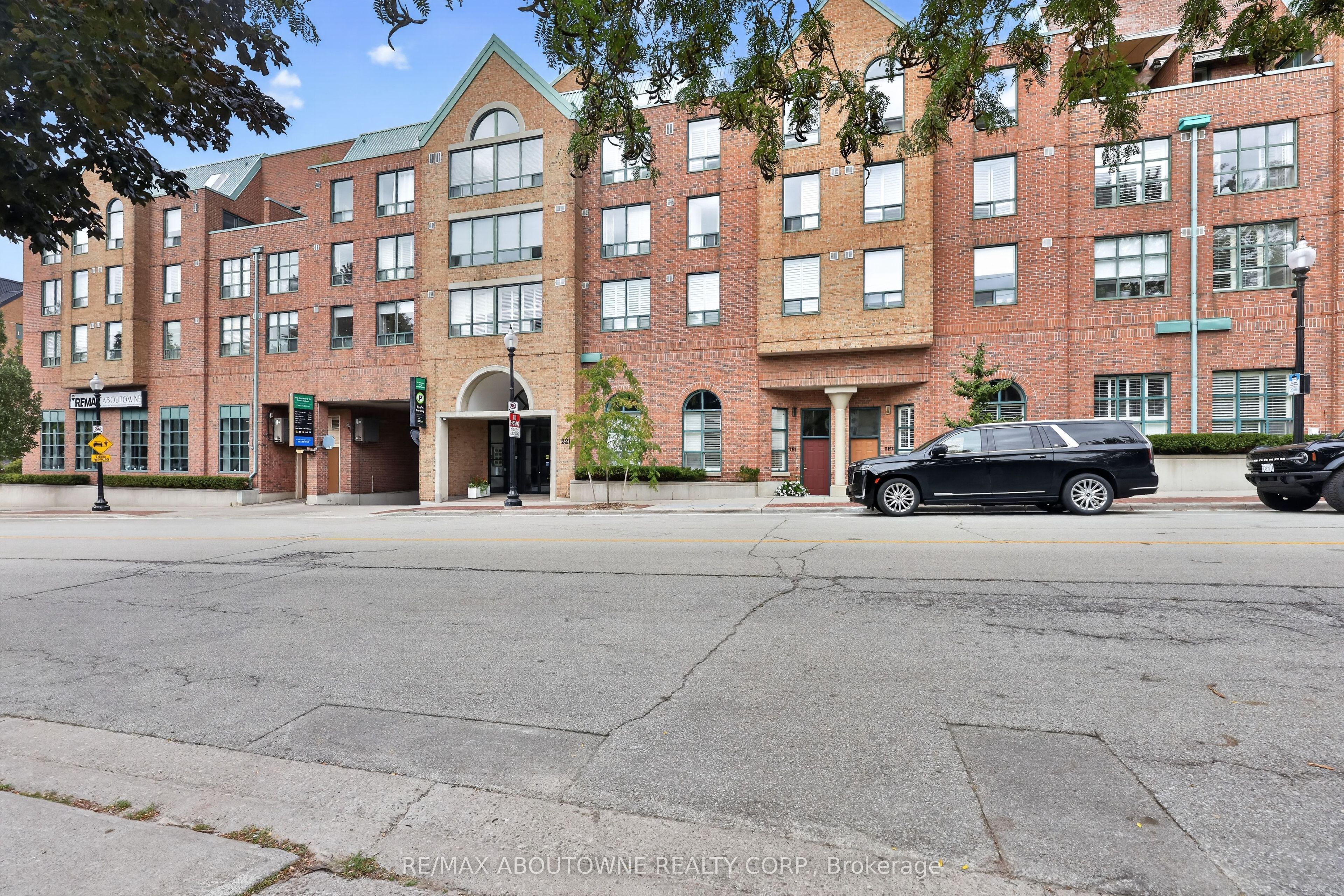 57 – 221 Robinson Street, Oakville