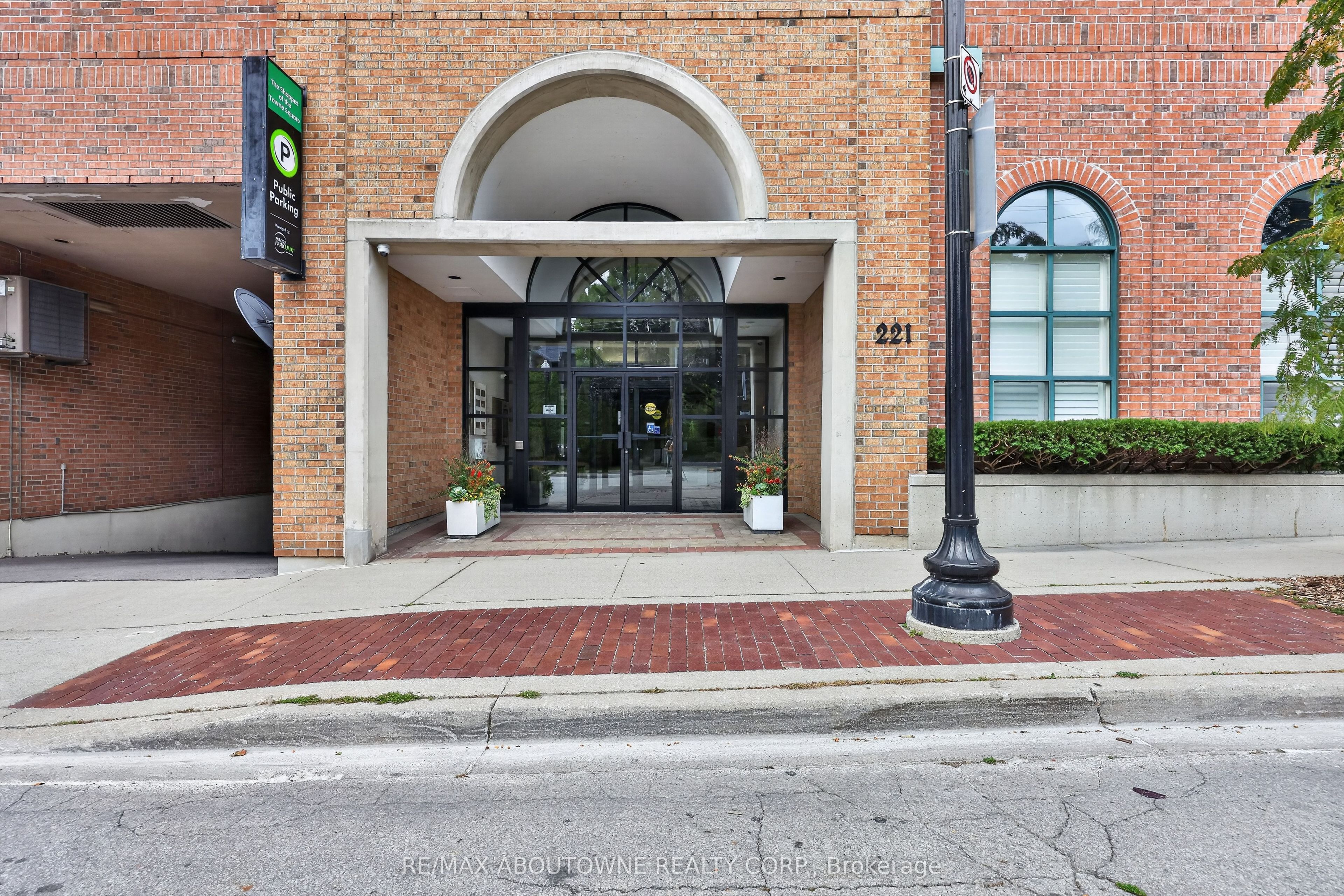 57 – 221 Robinson Street, Oakville ‣ W13843508 57 – 221 Robinson Street, Oakville ‣ W13843508