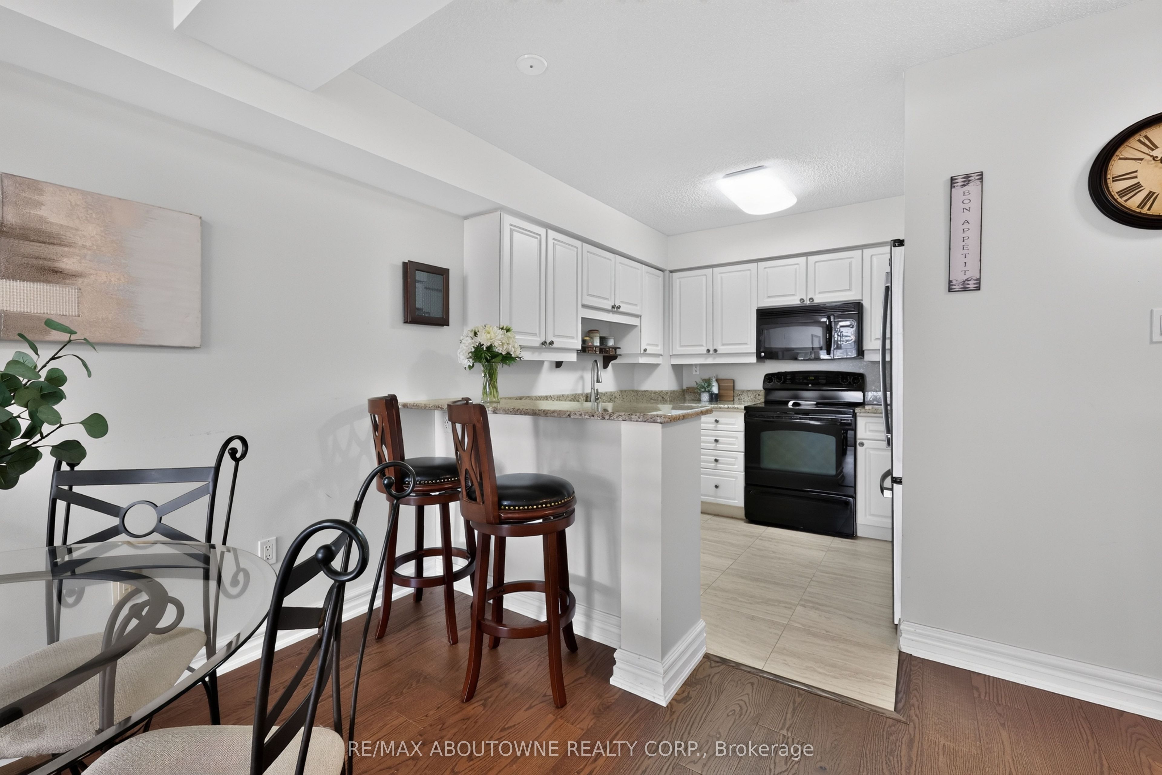 57 – 221 Robinson Street, Oakville ‣ W13843508 57 – 221 Robinson Street, Oakville ‣ W13843508