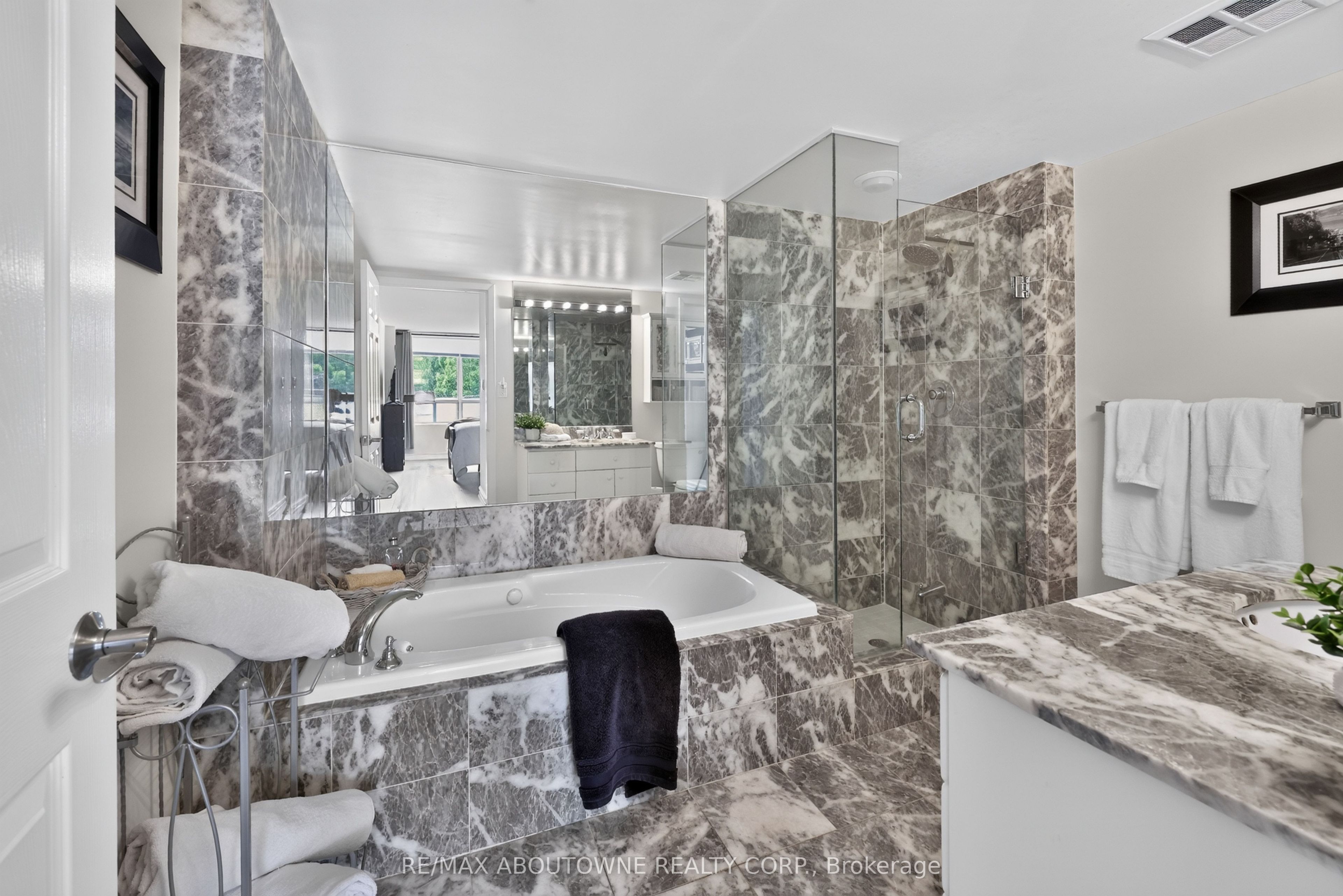 57 – 221 Robinson Street, Oakville ‣ W13843508 57 – 221 Robinson Street, Oakville ‣ W13843508