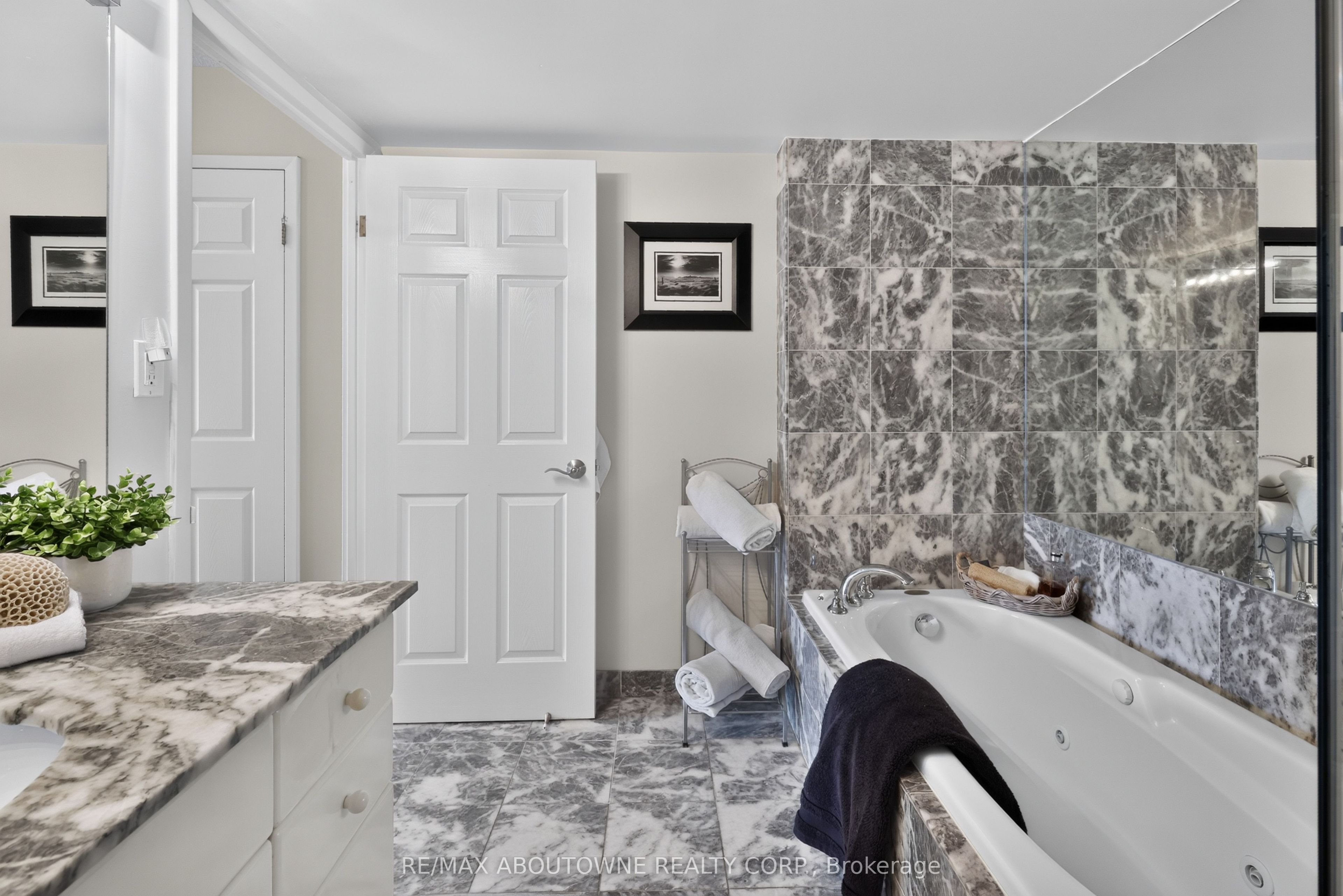 57 – 221 Robinson Street, Oakville ‣ W13843508 57 – 221 Robinson Street, Oakville ‣ W13843508