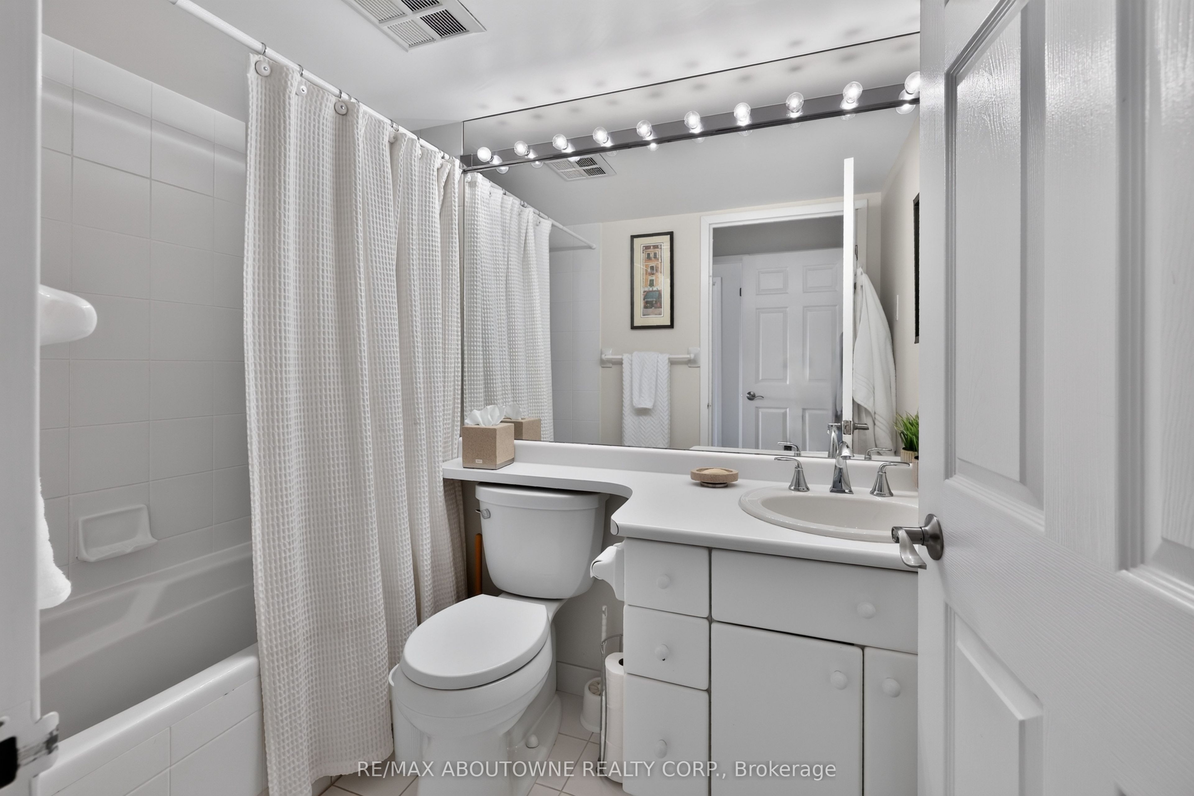 57 – 221 Robinson Street, Oakville ‣ W13843508 57 – 221 Robinson Street, Oakville ‣ W13843508