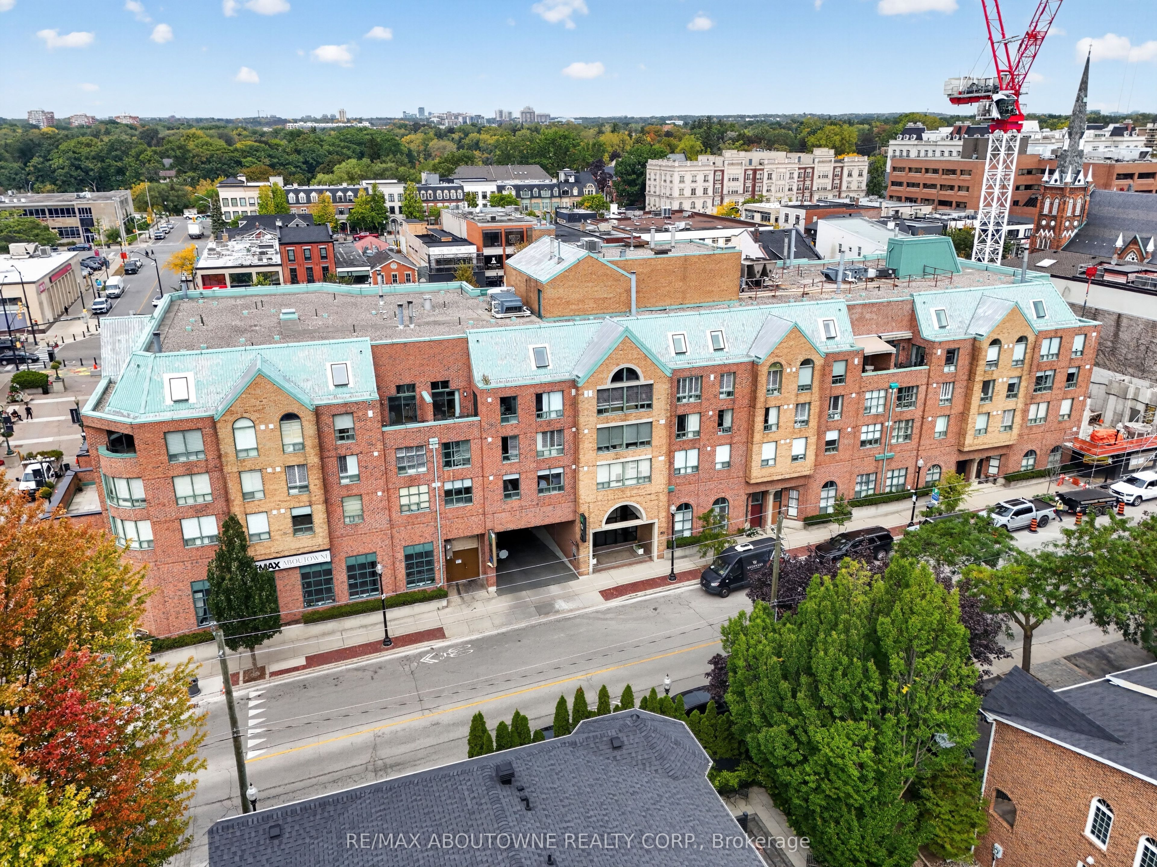 57 – 221 Robinson Street, Oakville ‣ W13843508 57 – 221 Robinson Street, Oakville ‣ W13843508