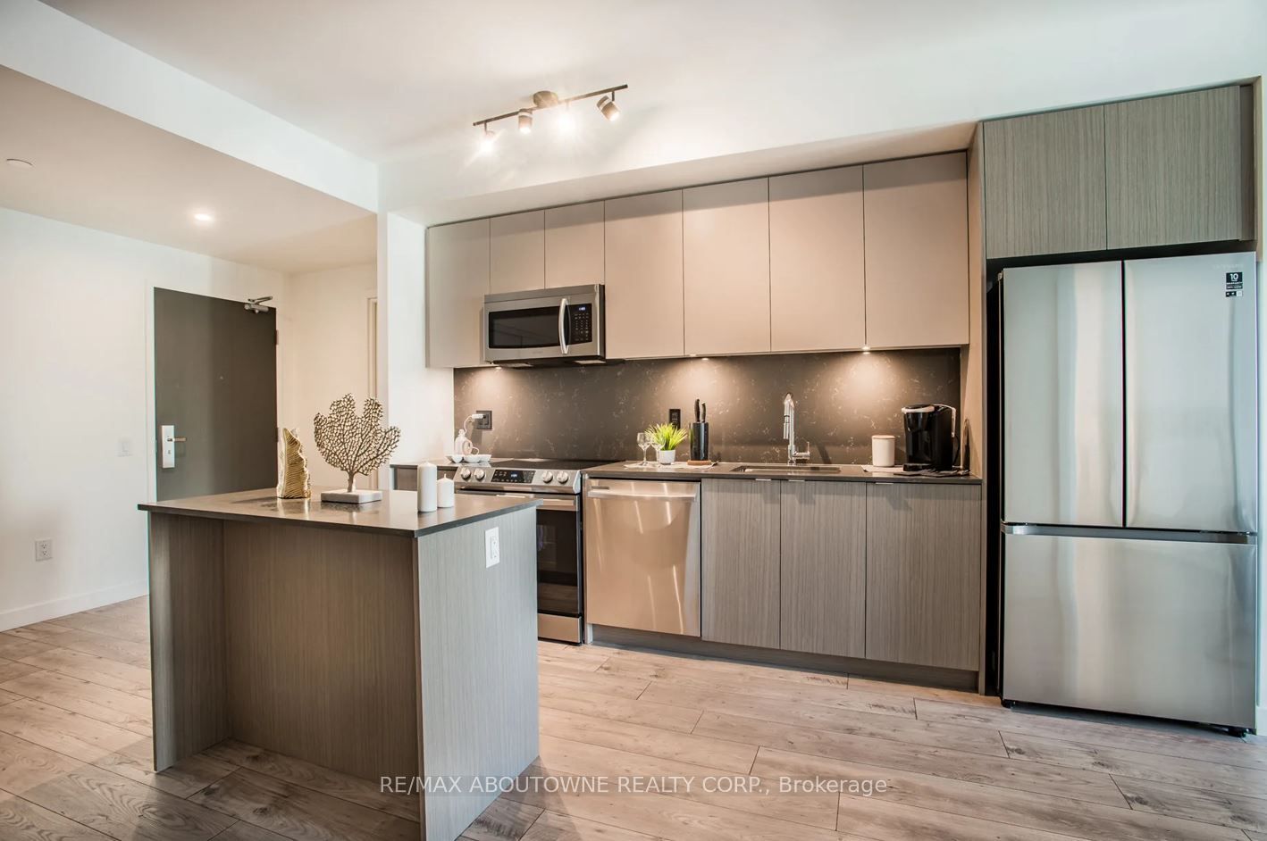 A303 – 125 Bronte Road, Oakville ‣ W13855558 A303 – 125 Bronte Road, Oakville ‣ W13855558