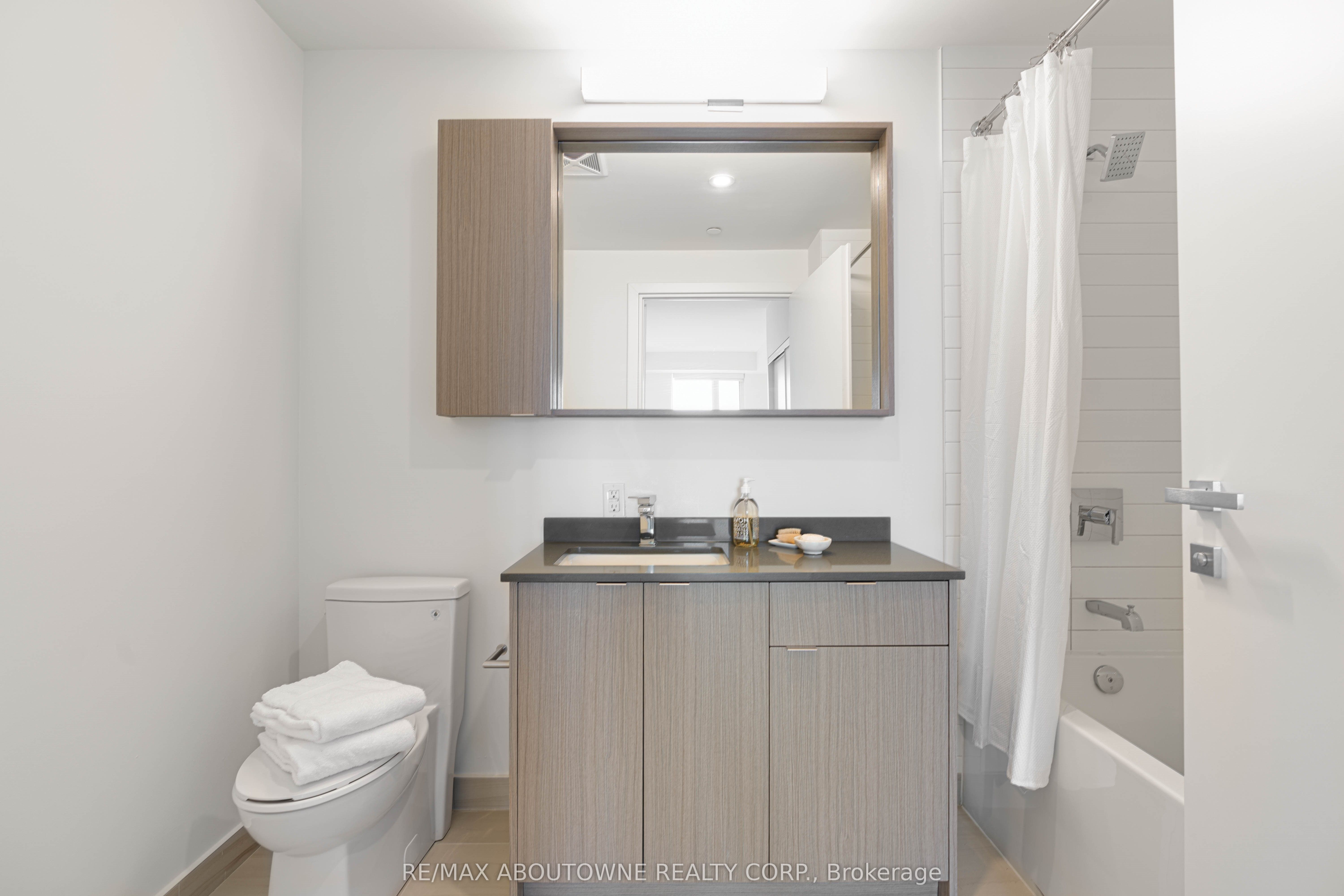 A303 – 125 Bronte Road, Oakville ‣ W13855558 A303 – 125 Bronte Road, Oakville ‣ W13855558