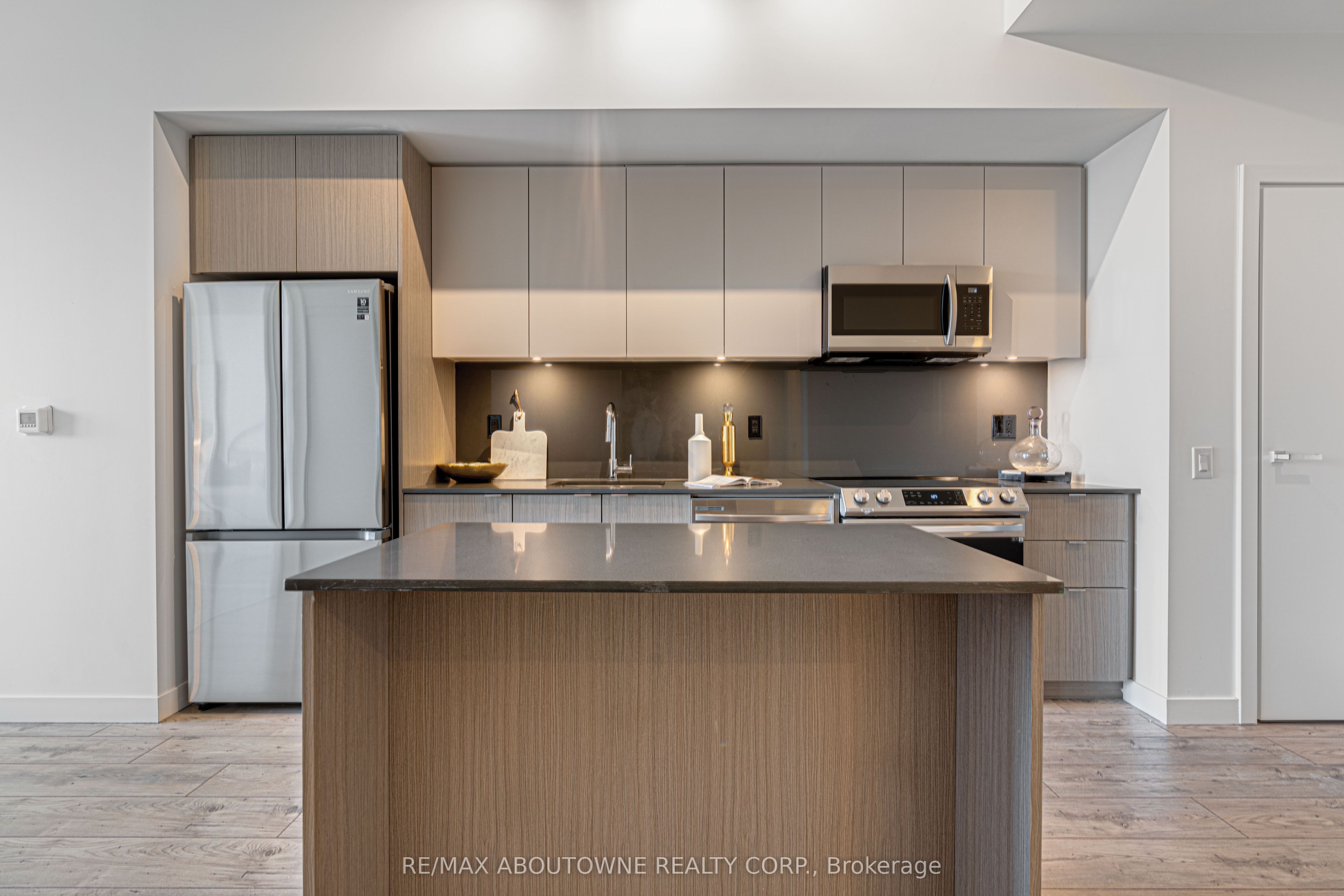 B0908 – 133 Bronte Road, Oakville