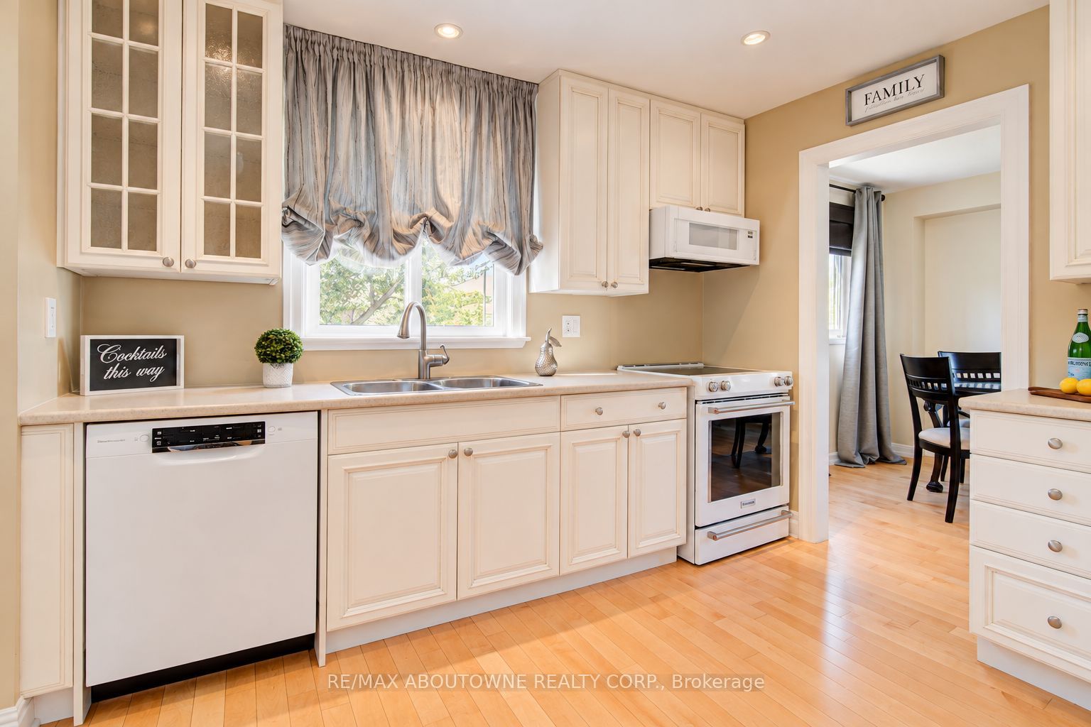 3668 Colonial Drive, Mississauga ‣ W13873418 3668 Colonial Drive, Mississauga ‣ W13873418