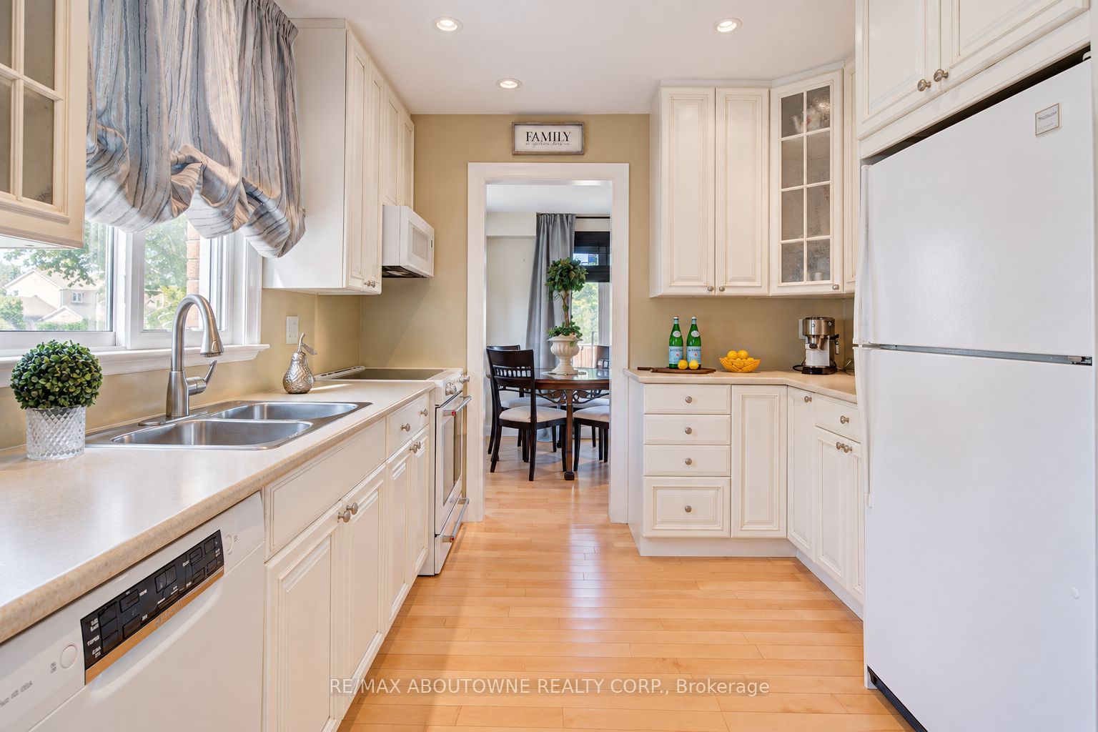 3668 Colonial Drive, Mississauga ‣ W13873418 3668 Colonial Drive, Mississauga ‣ W13873418