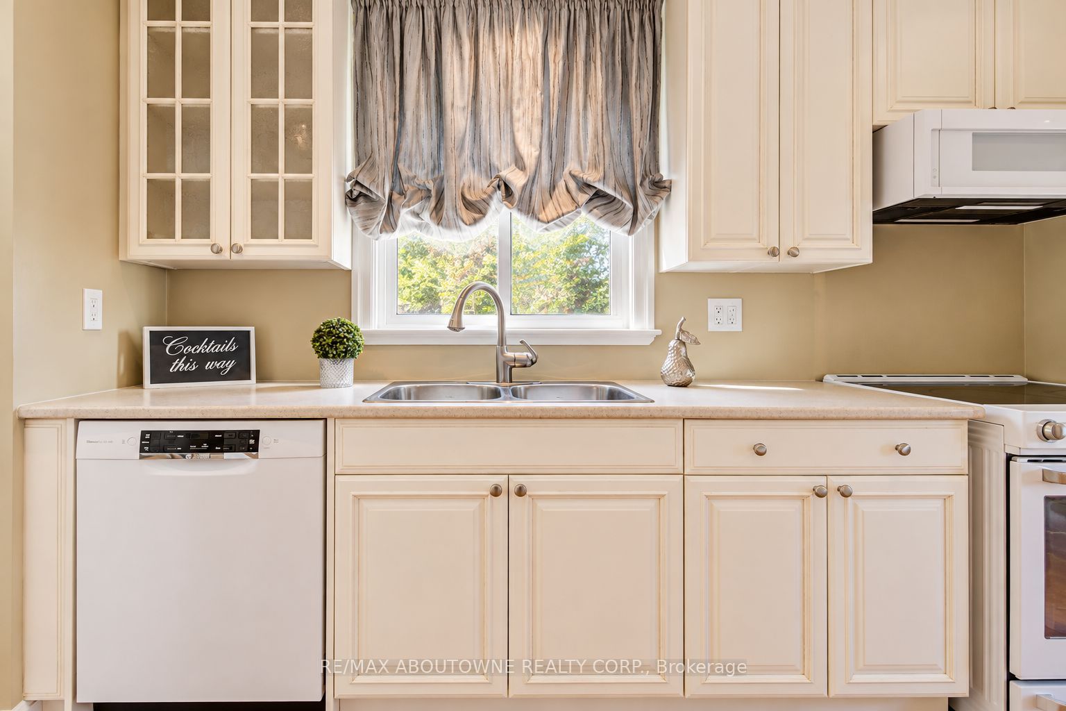 3668 Colonial Drive, Mississauga ‣ W13873418 3668 Colonial Drive, Mississauga ‣ W13873418