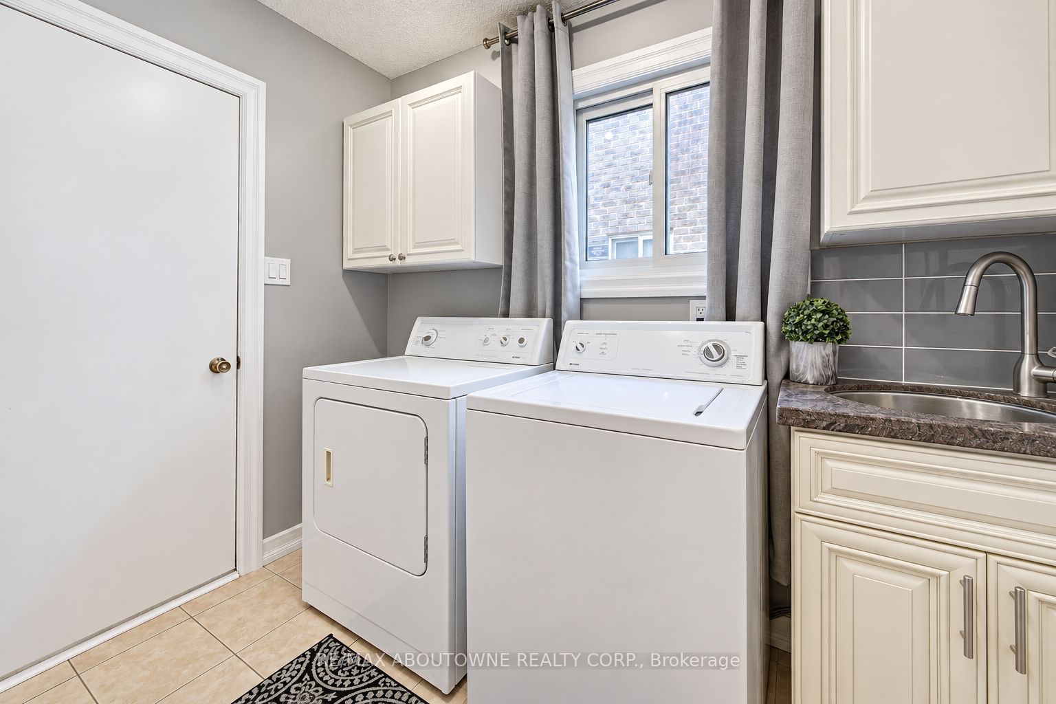 3668 Colonial Drive, Mississauga ‣ W13873418 3668 Colonial Drive, Mississauga ‣ W13873418
