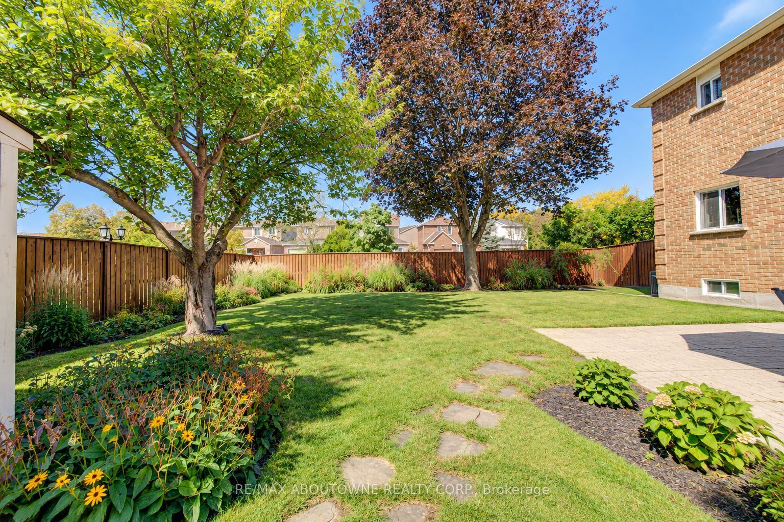 3668 Colonial Drive, Mississauga ‣ W13873418 3668 Colonial Drive, Mississauga ‣ W13873418