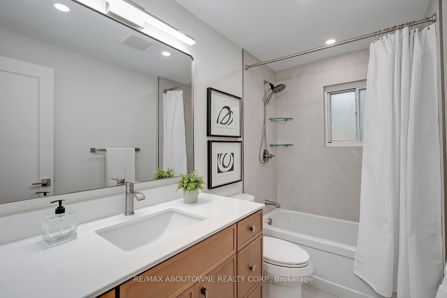 173 Arichat Road, Oakville ‣ W14087652 173 Arichat Road, Oakville ‣ W14087652