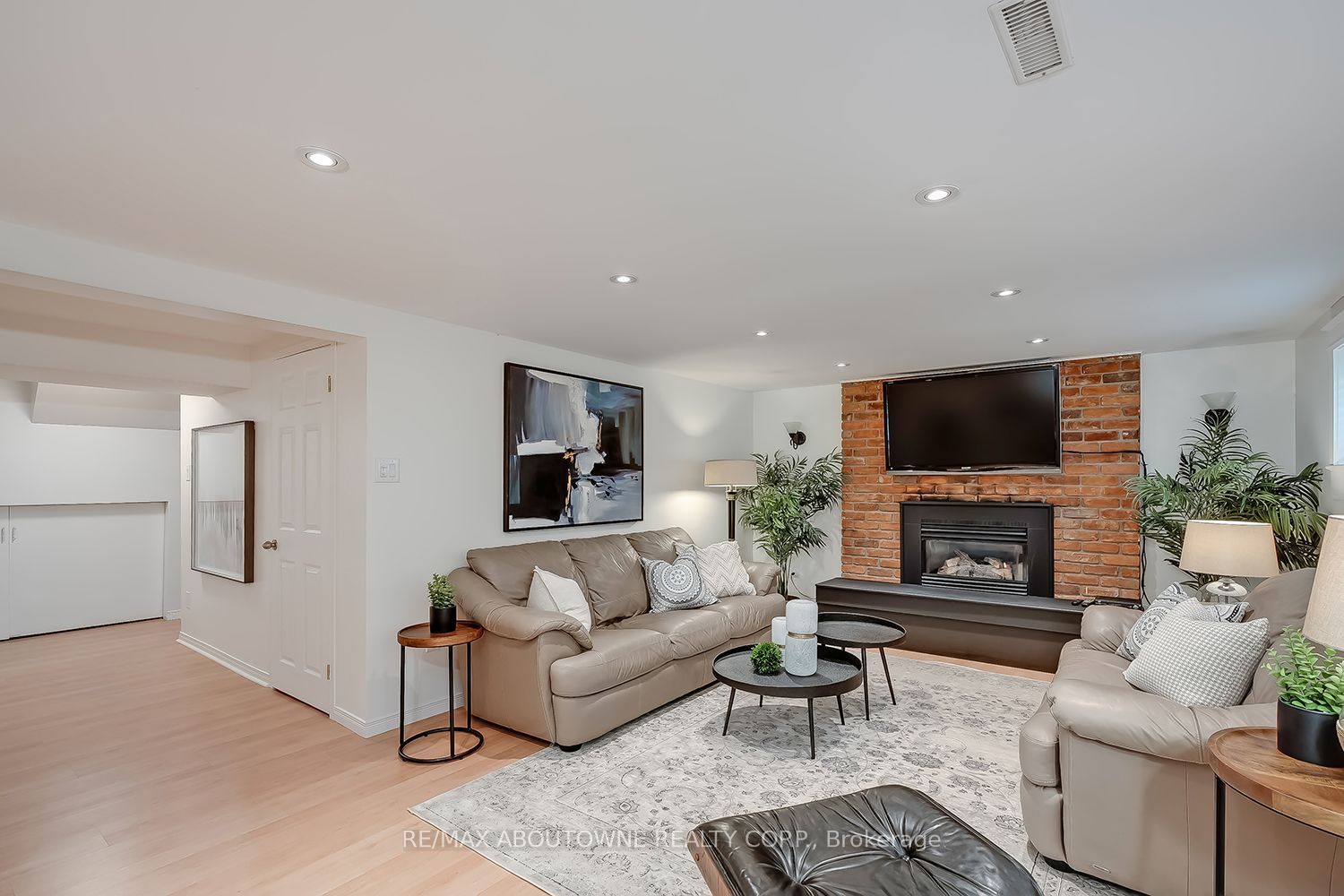173 Arichat Road, Oakville ‣ W14087652 173 Arichat Road, Oakville ‣ W14087652