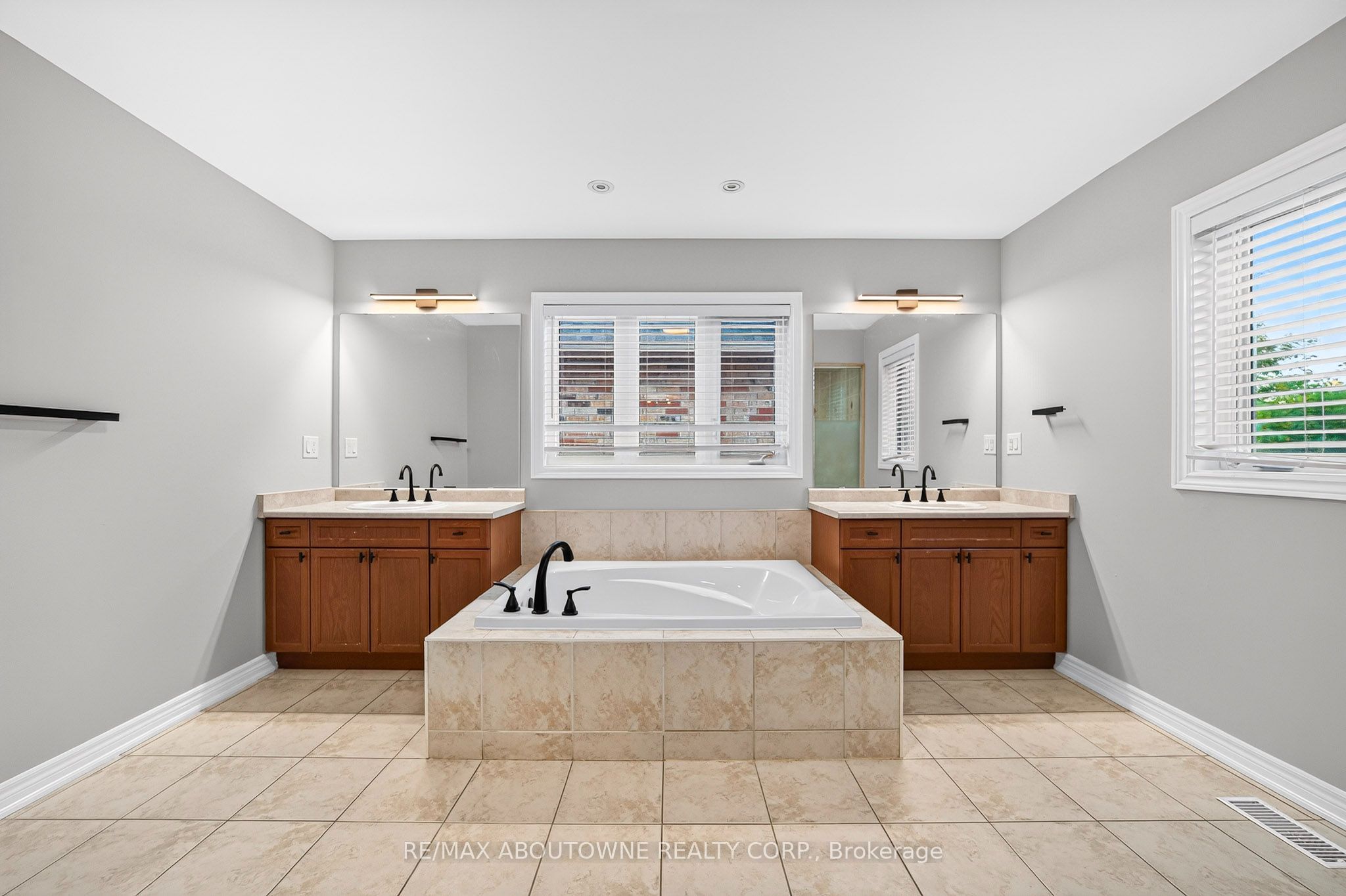 2232 Millstone Drive, Oakville ‣ W14092750 2232 Millstone Drive, Oakville ‣ W14092750