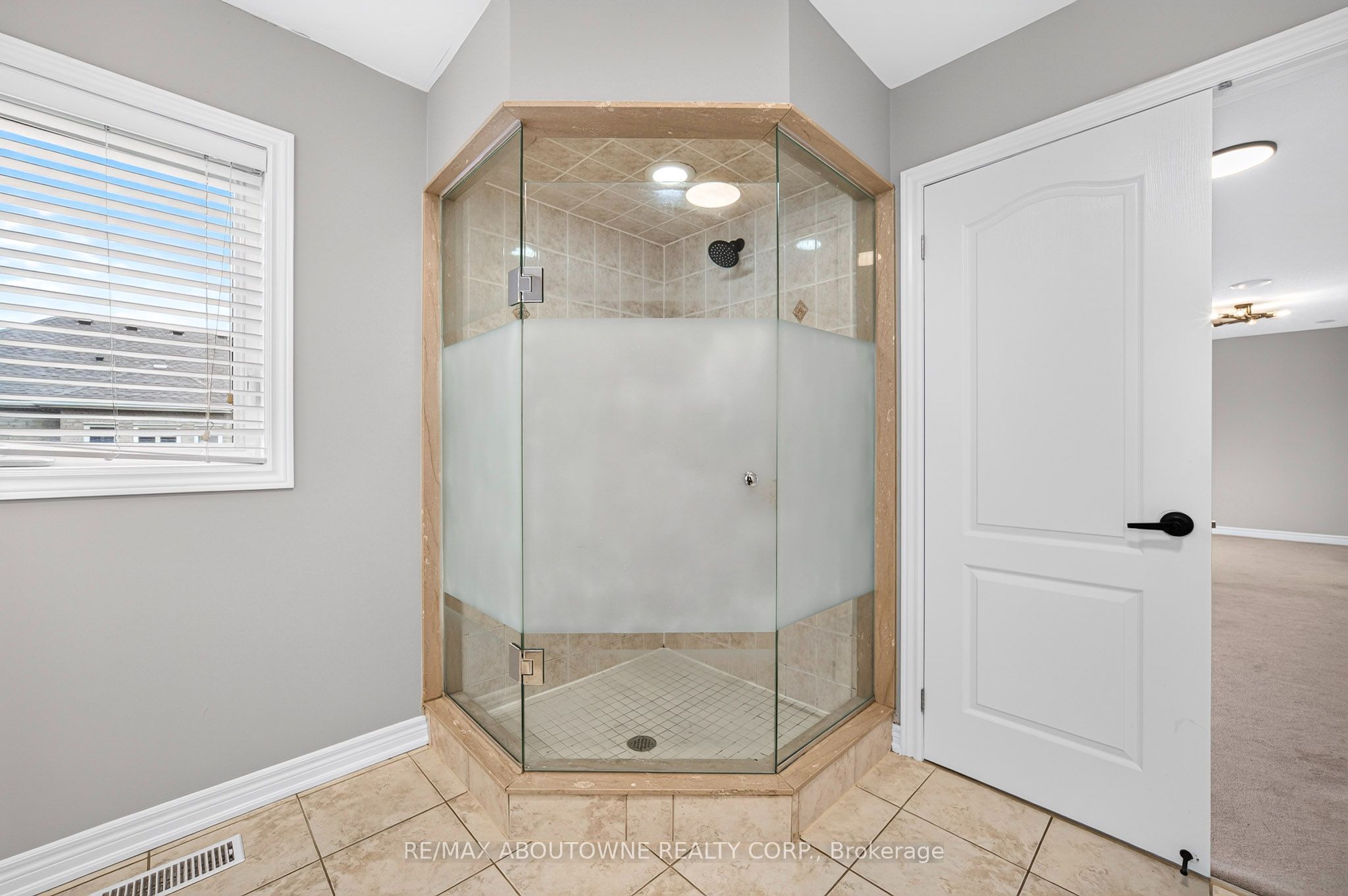 2232 Millstone Drive, Oakville ‣ W14092750 2232 Millstone Drive, Oakville ‣ W14092750