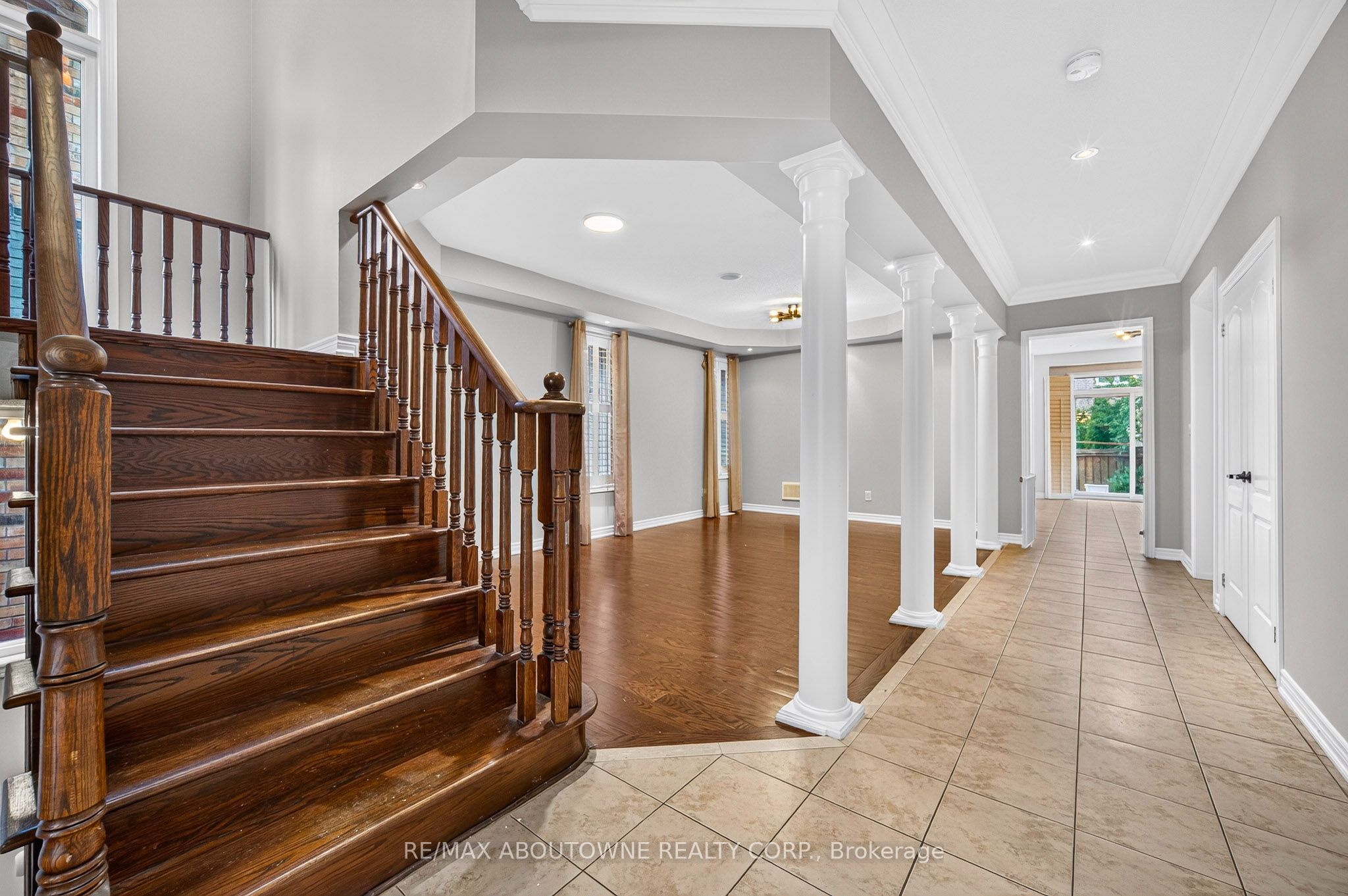 2232 Millstone Drive, Oakville ‣ W14092750 2232 Millstone Drive, Oakville ‣ W14092750