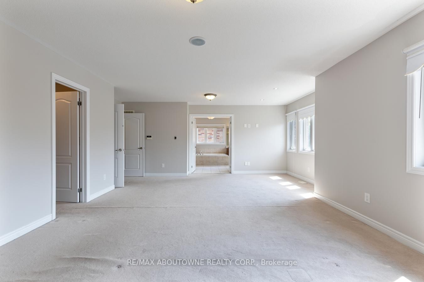 2232 Millstone Drive, Oakville ‣ W14092750 2232 Millstone Drive, Oakville ‣ W14092750
