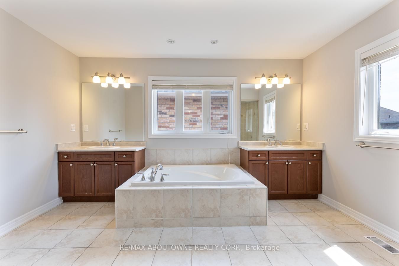 2232 Millstone Drive, Oakville ‣ W14092750 2232 Millstone Drive, Oakville ‣ W14092750