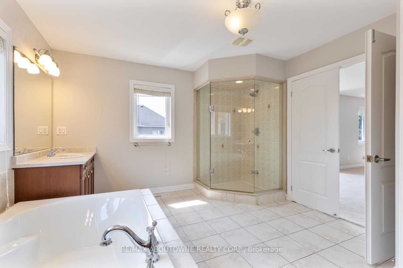 2232 Millstone Drive, Oakville ‣ W14092750 2232 Millstone Drive, Oakville ‣ W14092750