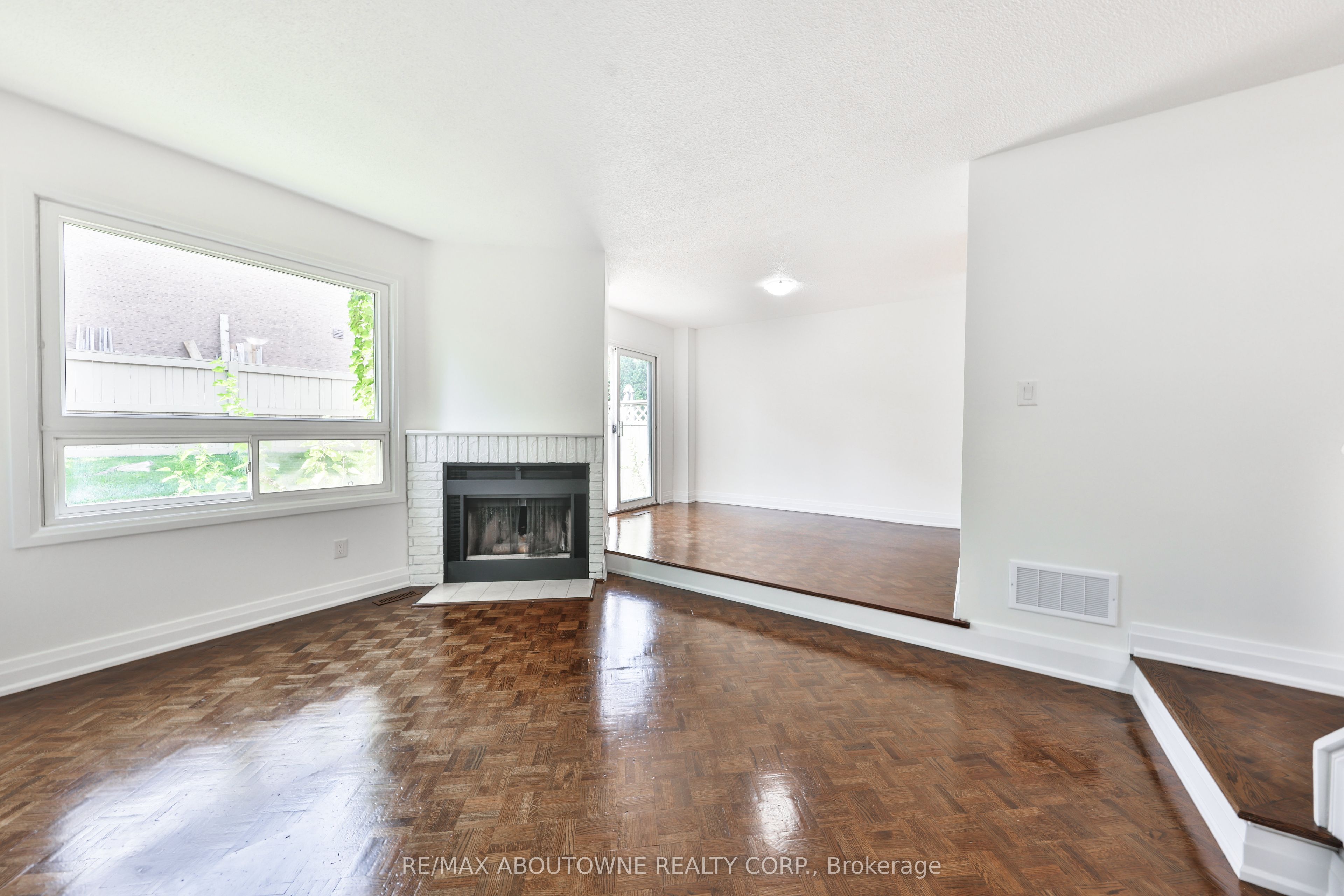2 – 4635 Regents Terrace, Mississauga ‣ W14101852 2 – 4635 Regents Terrace, Mississauga ‣ W14101852