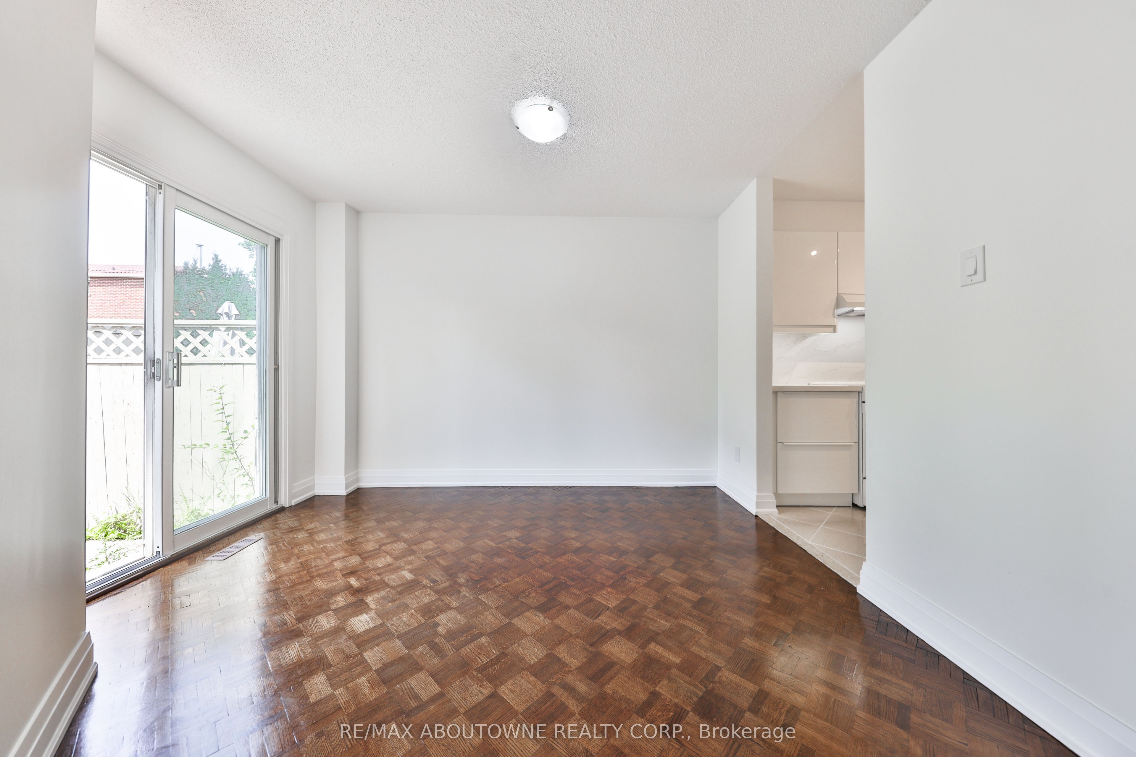 2 – 4635 Regents Terrace, Mississauga ‣ W14101852 2 – 4635 Regents Terrace, Mississauga ‣ W14101852