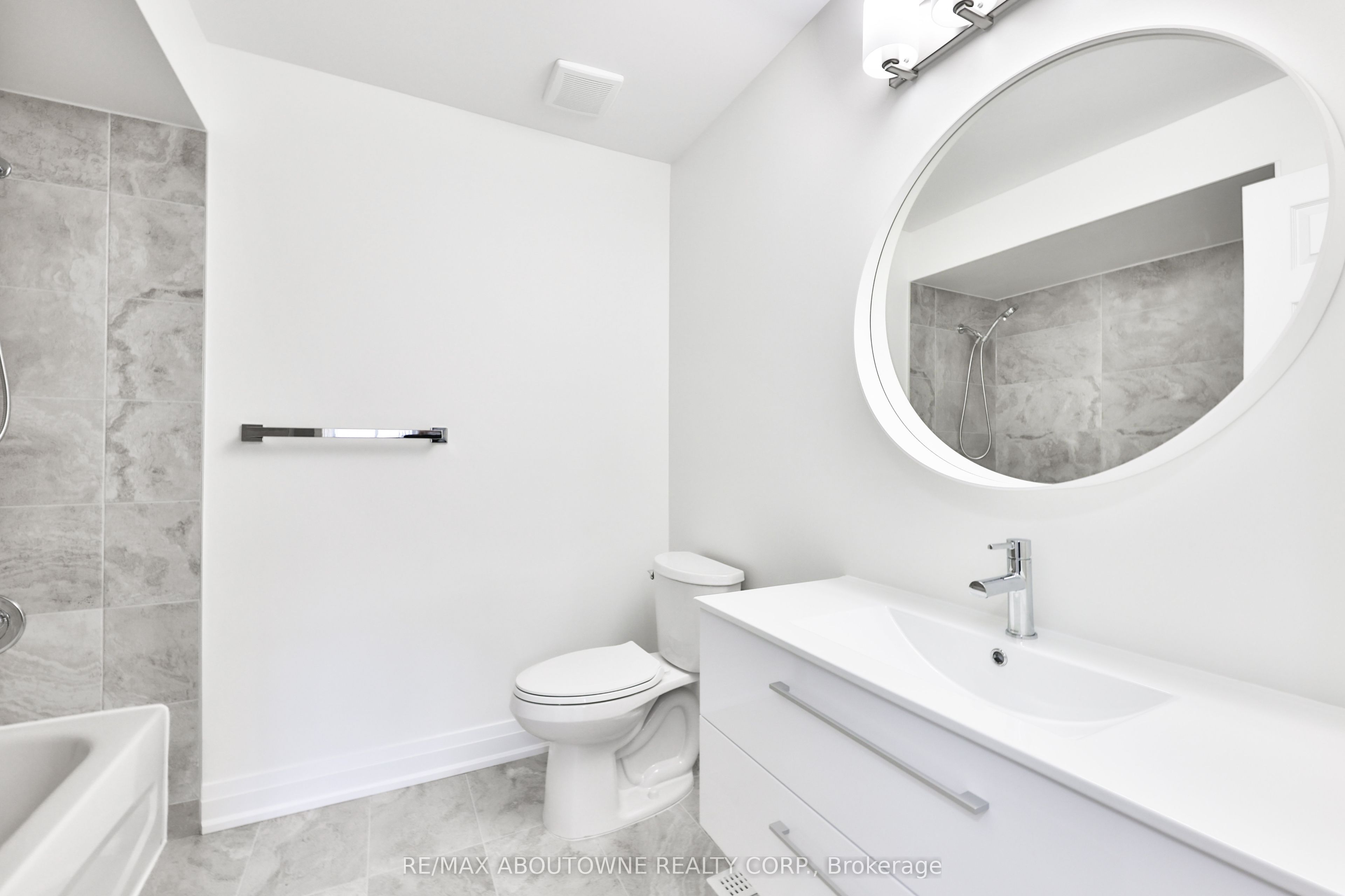 2 – 4635 Regents Terrace, Mississauga ‣ W14101852 2 – 4635 Regents Terrace, Mississauga ‣ W14101852