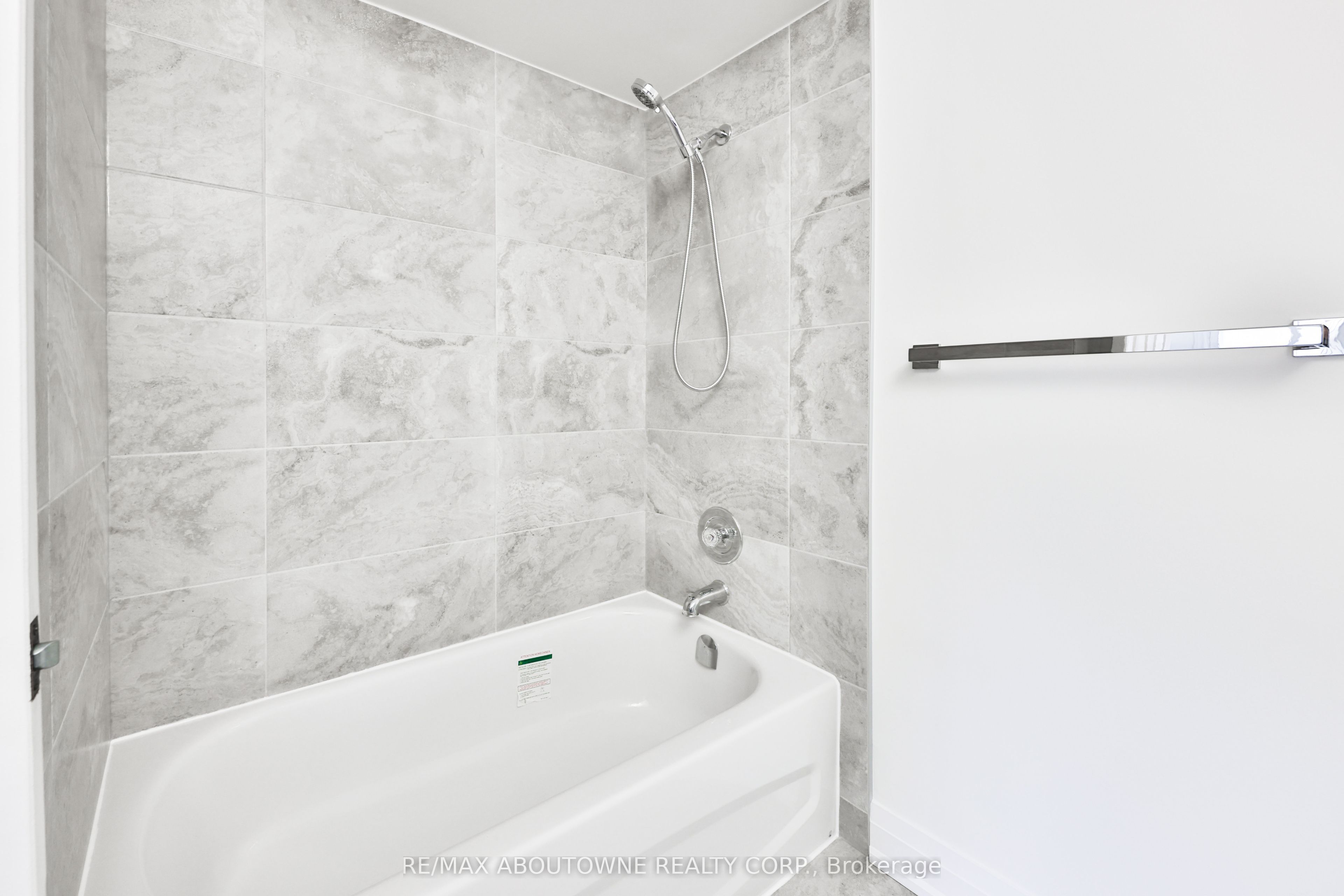 2 – 4635 Regents Terrace, Mississauga ‣ W14101852 2 – 4635 Regents Terrace, Mississauga ‣ W14101852