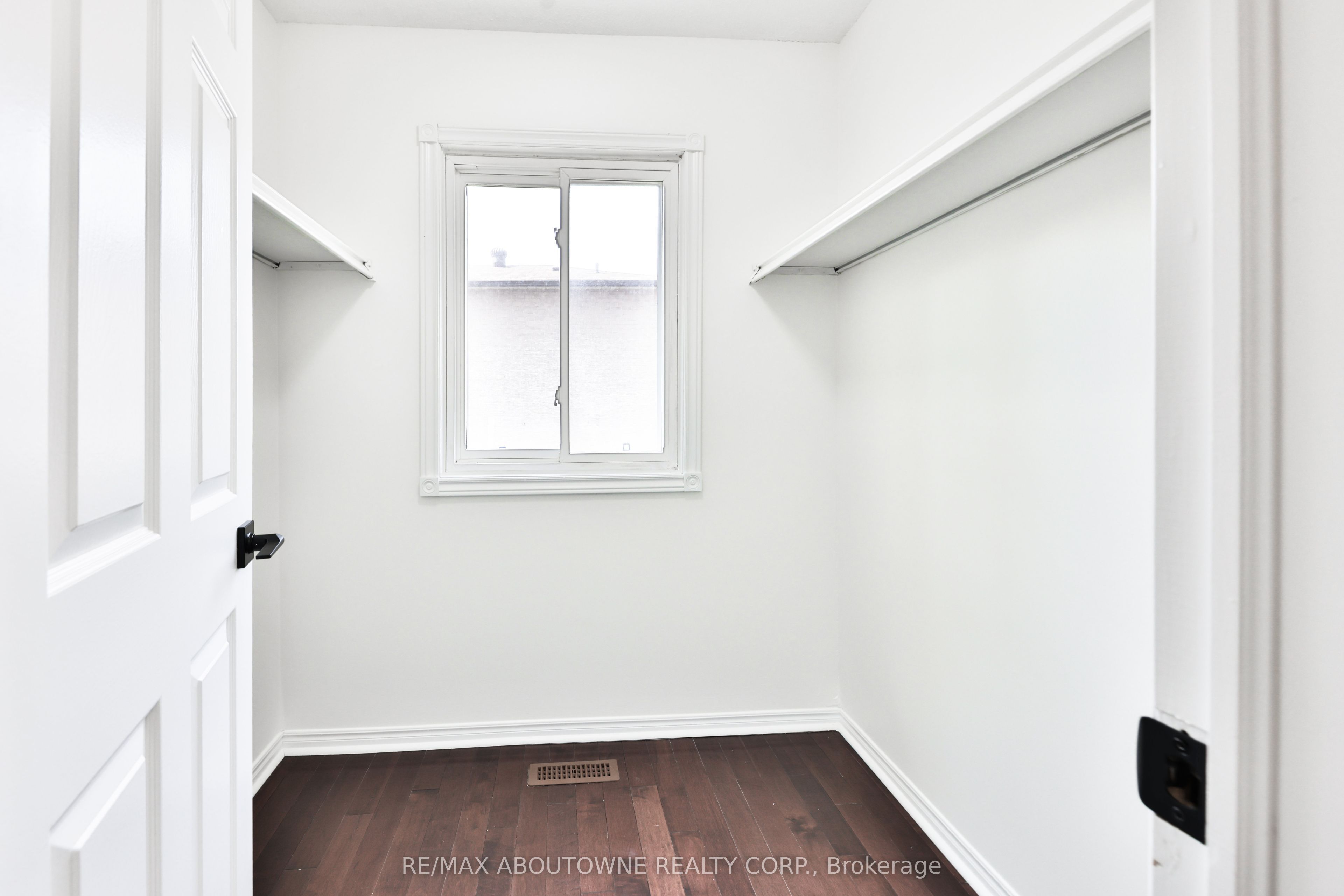 2 – 4635 Regents Terrace, Mississauga ‣ W14101852 2 – 4635 Regents Terrace, Mississauga ‣ W14101852