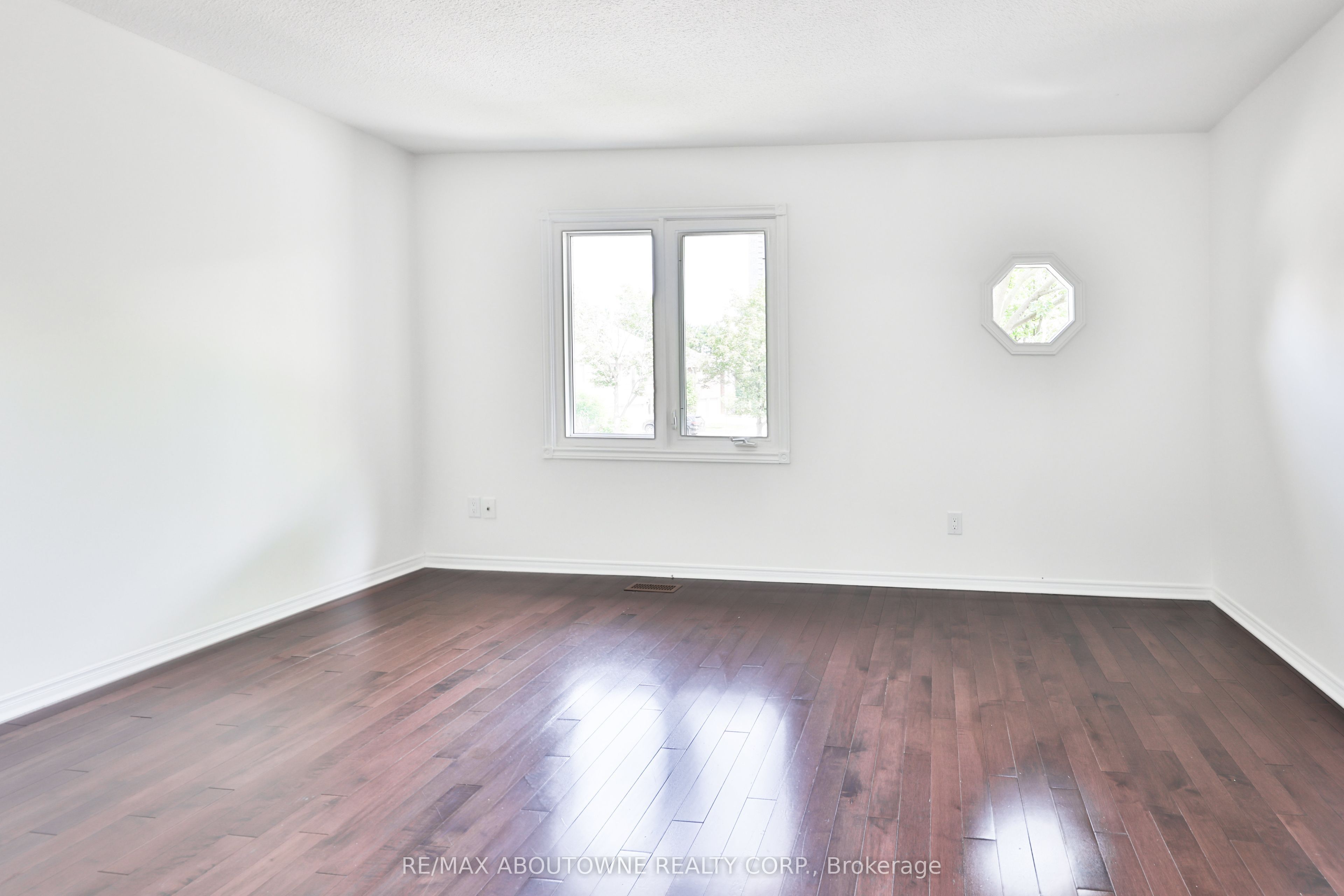 2 – 4635 Regents Terrace, Mississauga ‣ W14101852 2 – 4635 Regents Terrace, Mississauga ‣ W14101852