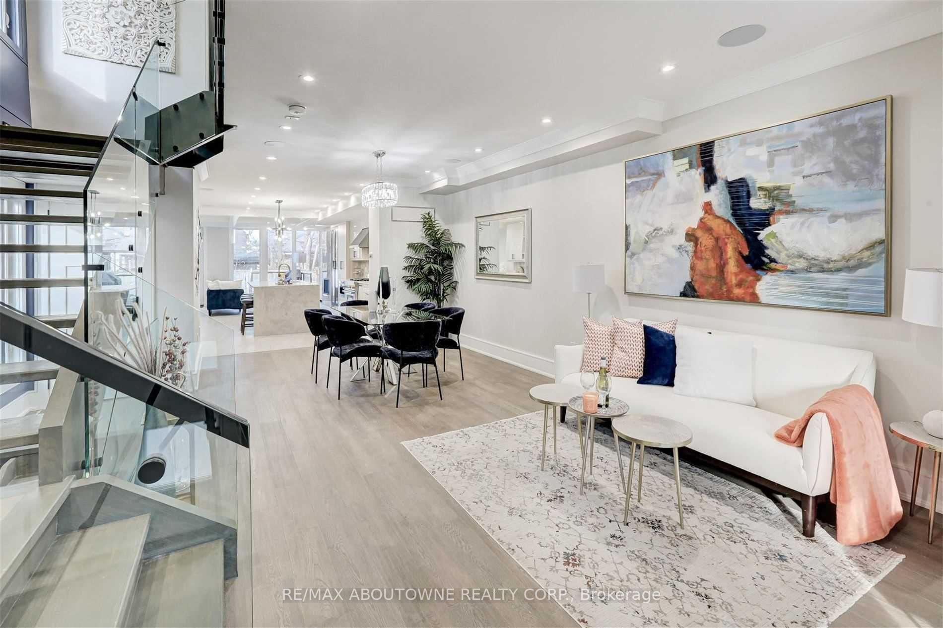 94 Lake Crescent, Toronto W06 ‣ W14106988 94 Lake Crescent, Toronto W06 ‣ W14106988