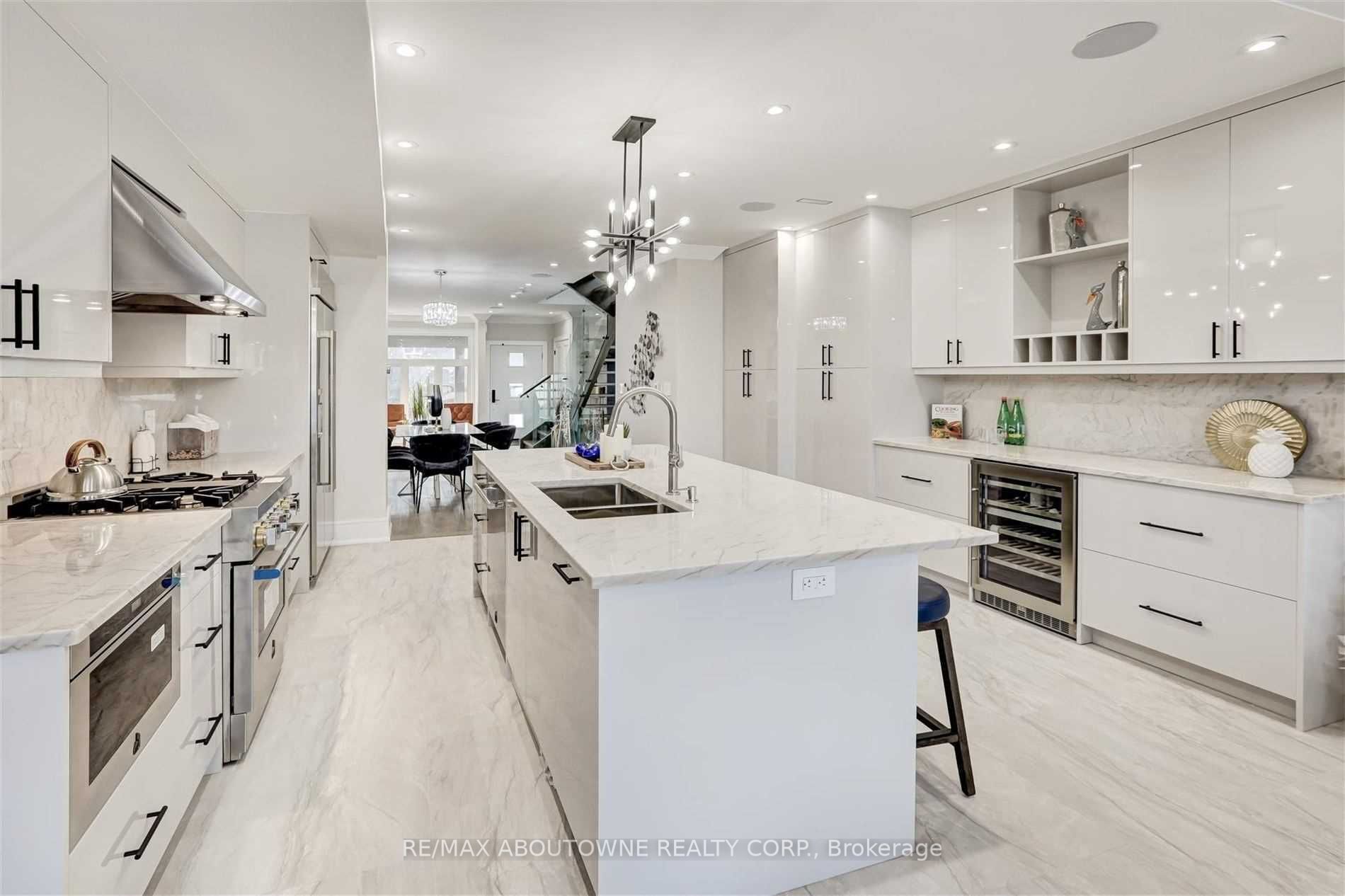 94 Lake Crescent, Toronto W06 ‣ W14106988 94 Lake Crescent, Toronto W06 ‣ W14106988