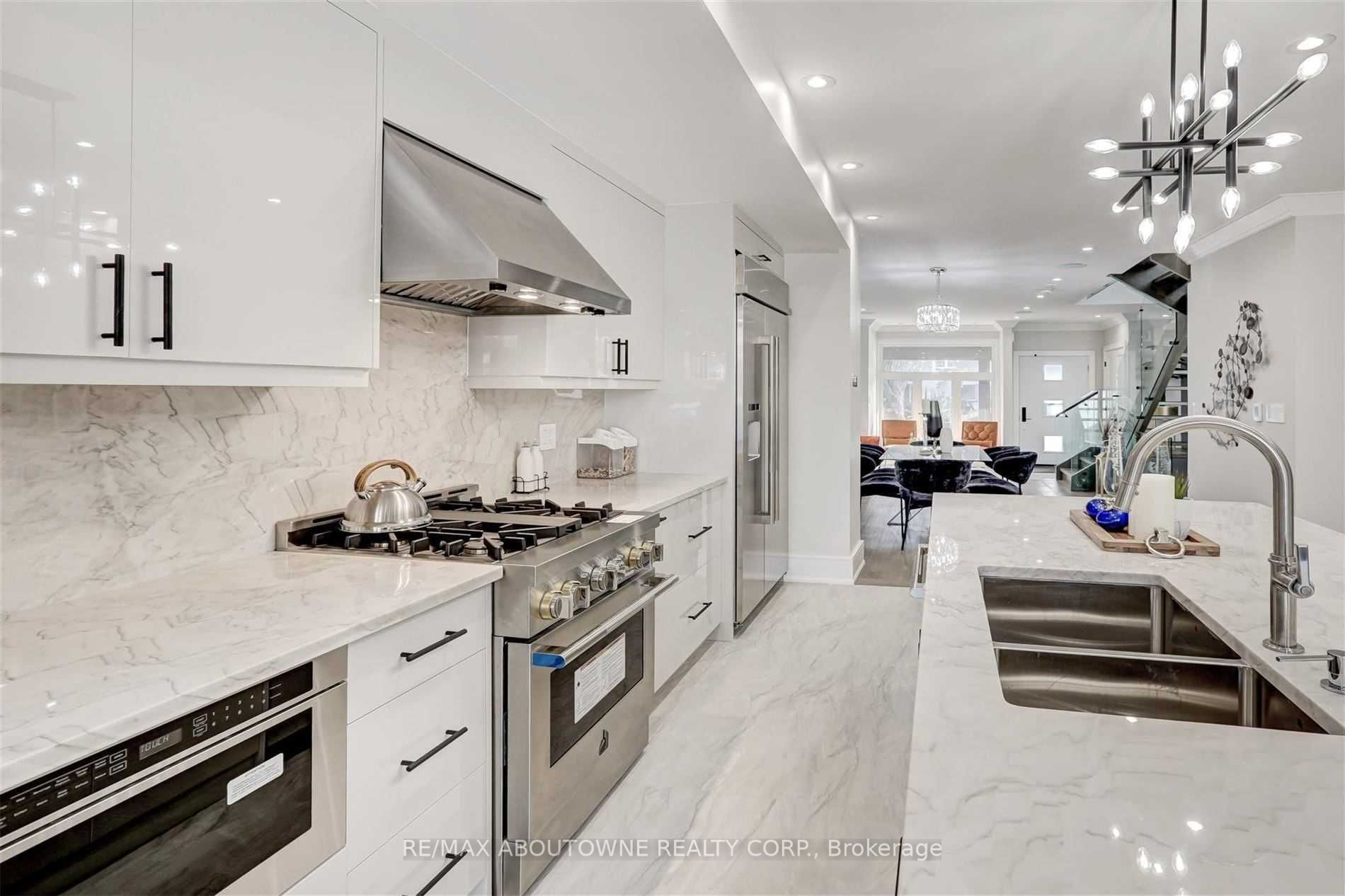 94 Lake Crescent, Toronto W06 ‣ W14106988 94 Lake Crescent, Toronto W06 ‣ W14106988