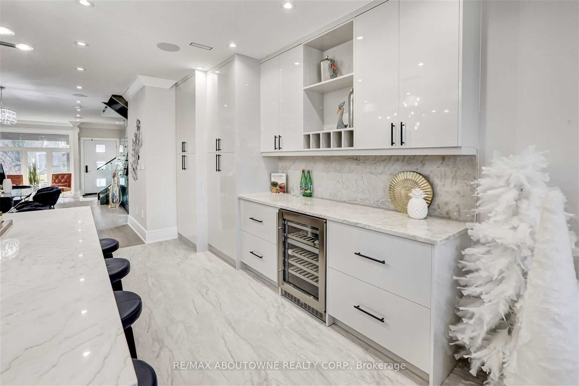 94 Lake Crescent, Toronto W06 ‣ W14106988 94 Lake Crescent, Toronto W06 ‣ W14106988