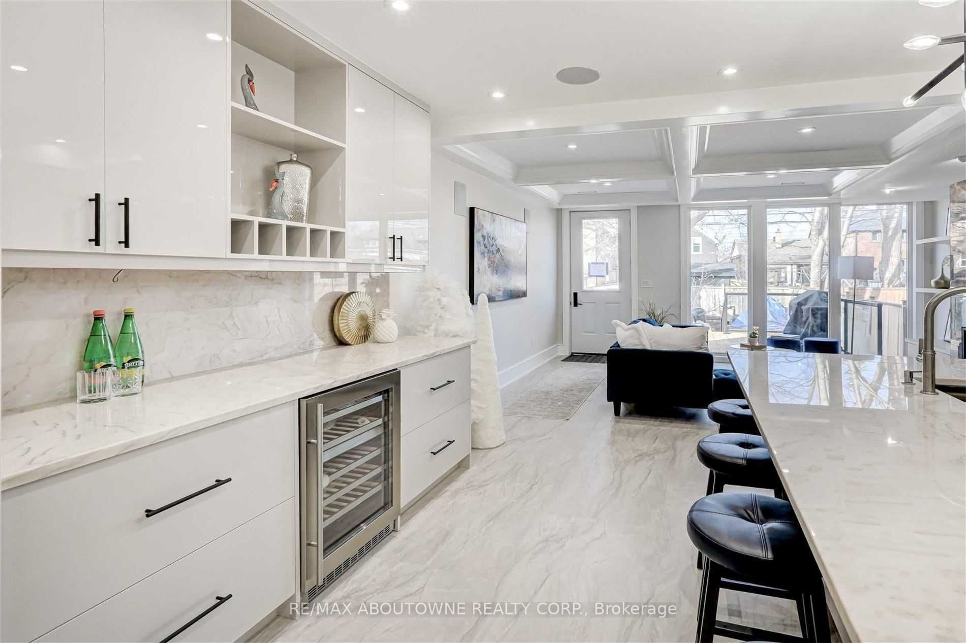 94 Lake Crescent, Toronto W06 ‣ W14106988 94 Lake Crescent, Toronto W06 ‣ W14106988
