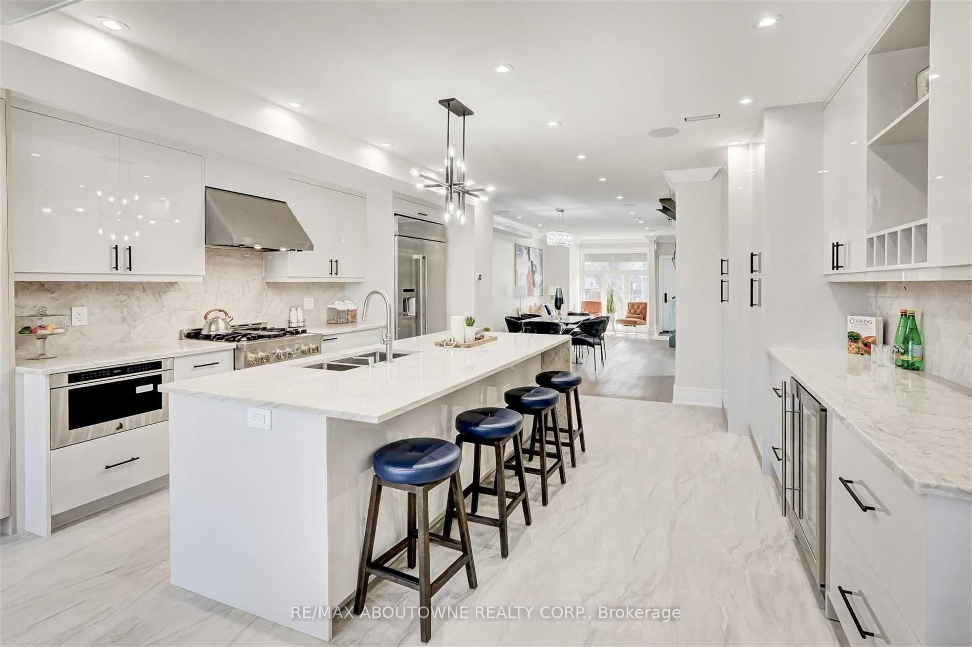 94 Lake Crescent, Toronto W06 ‣ W14106988 94 Lake Crescent, Toronto W06 ‣ W14106988