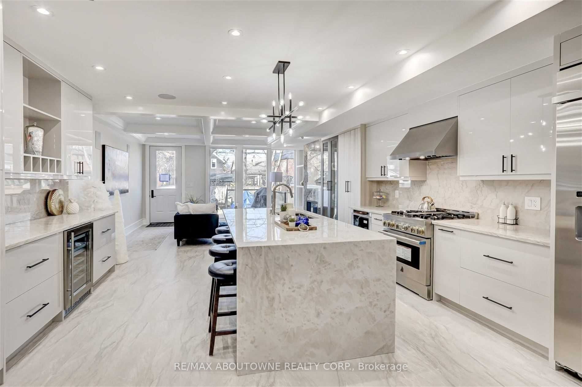 94 Lake Crescent, Toronto W06 ‣ W14106988 94 Lake Crescent, Toronto W06 ‣ W14106988