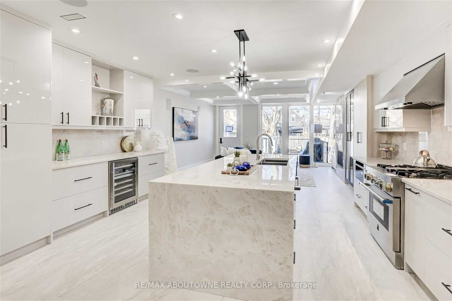 94 Lake Crescent, Toronto W06 ‣ W14106988 94 Lake Crescent, Toronto W06 ‣ W14106988