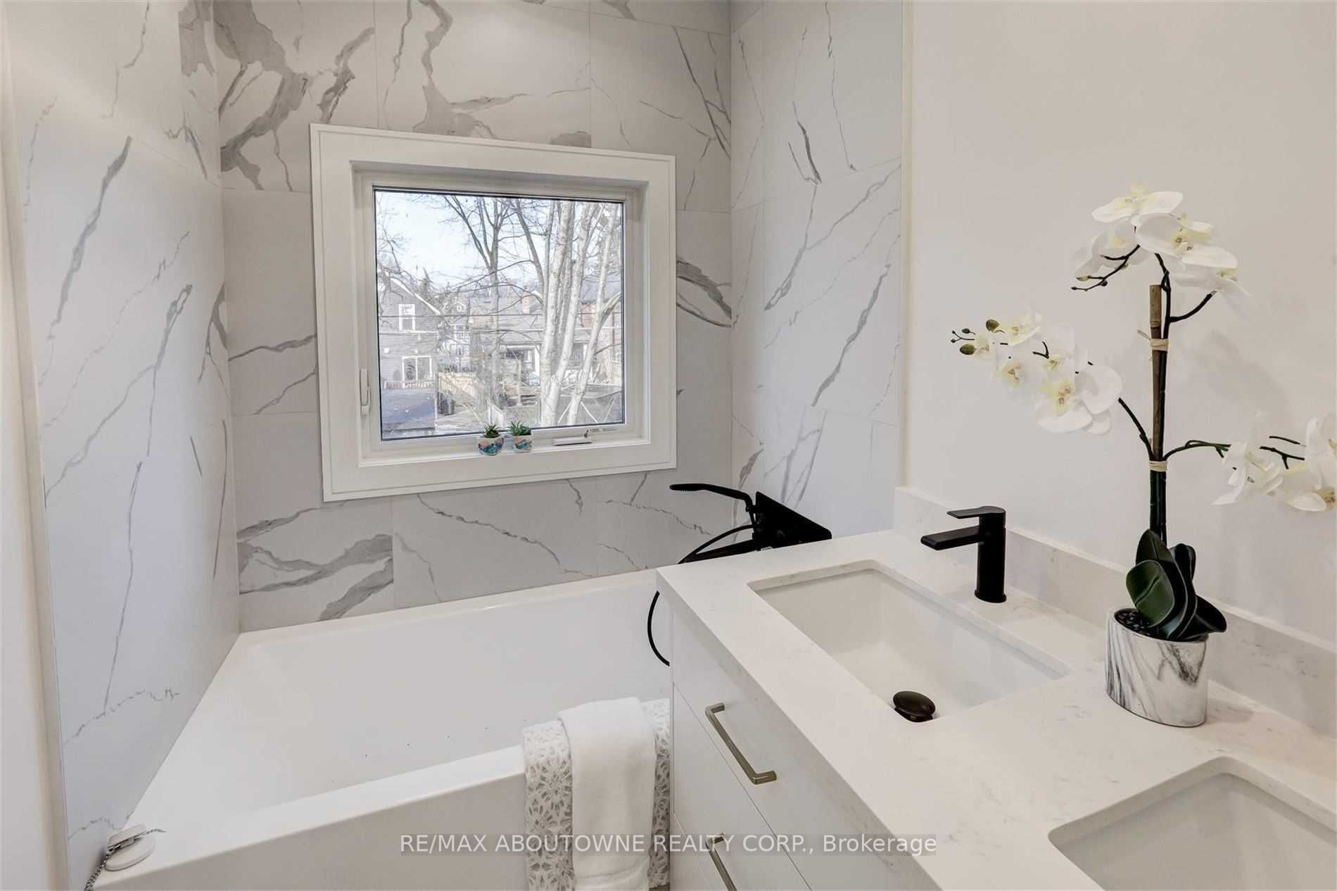 94 Lake Crescent, Toronto W06 ‣ W14106988 94 Lake Crescent, Toronto W06 ‣ W14106988