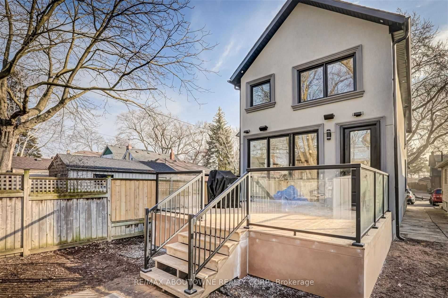 94 Lake Crescent, Toronto W06 ‣ W14106988 94 Lake Crescent, Toronto W06 ‣ W14106988