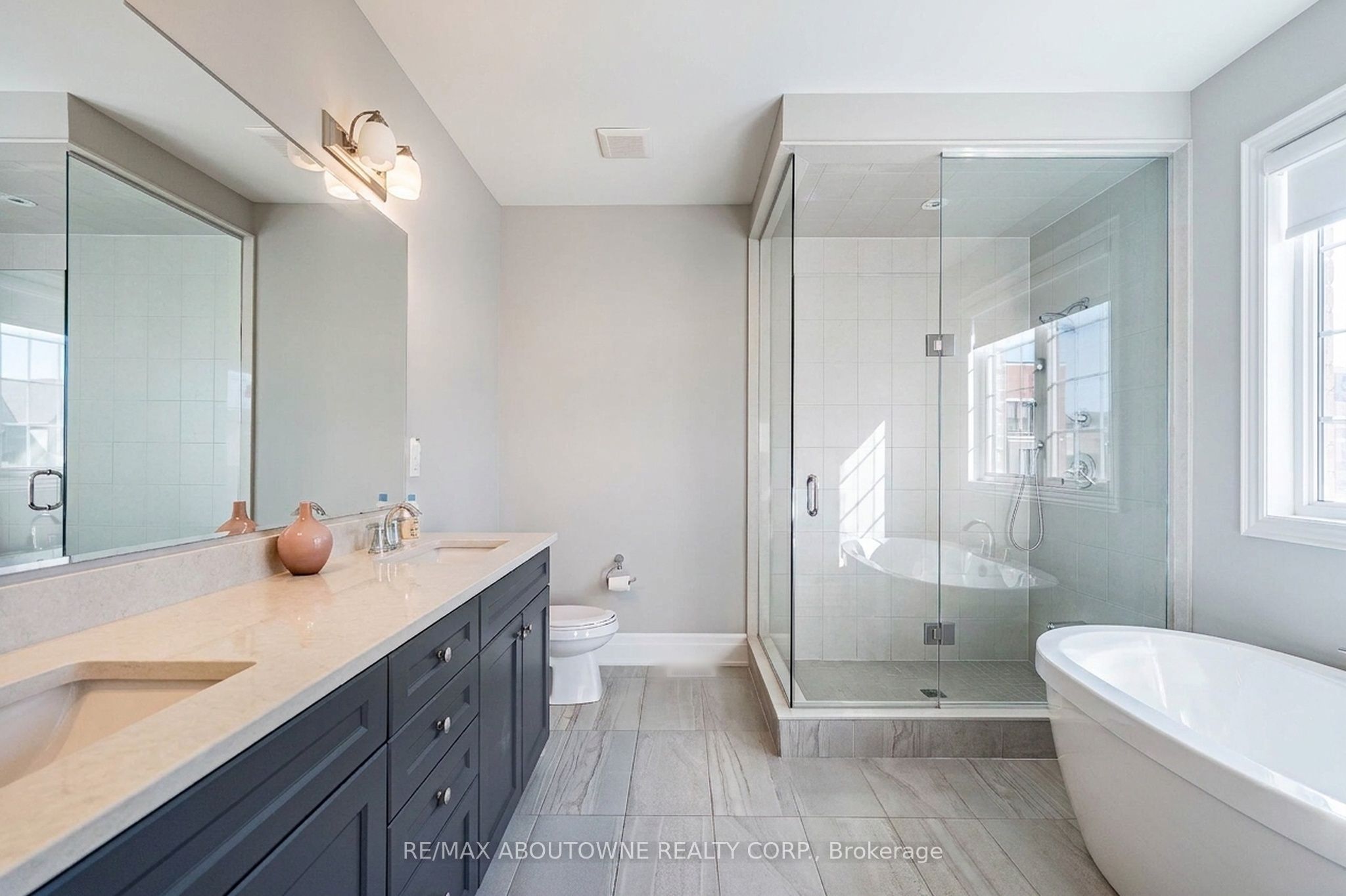 3002 Duggan Trail, Oakville ‣ W14111372 3002 Duggan Trail, Oakville ‣ W14111372