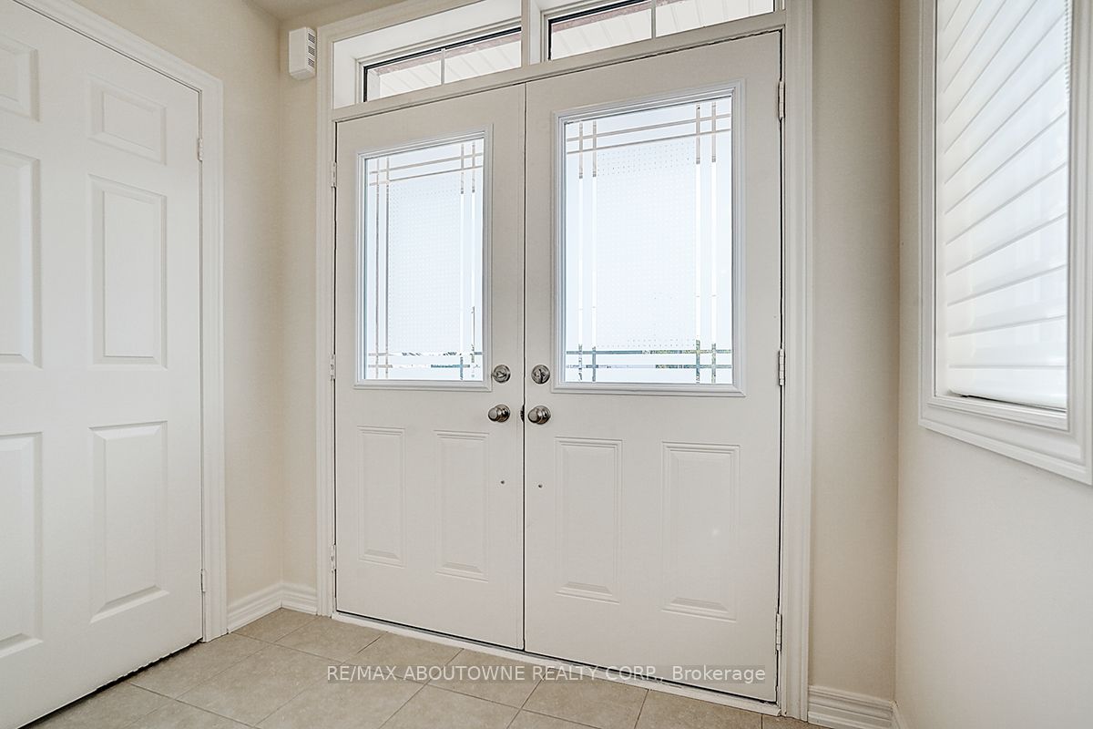 3175 Crystal Drive, Oakville ‣ W14111898 3175 Crystal Drive, Oakville ‣ W14111898