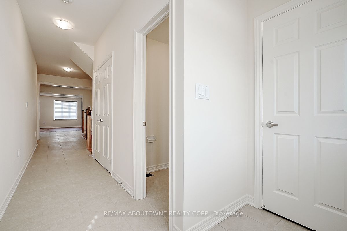 3175 Crystal Drive, Oakville ‣ W14111898 3175 Crystal Drive, Oakville ‣ W14111898